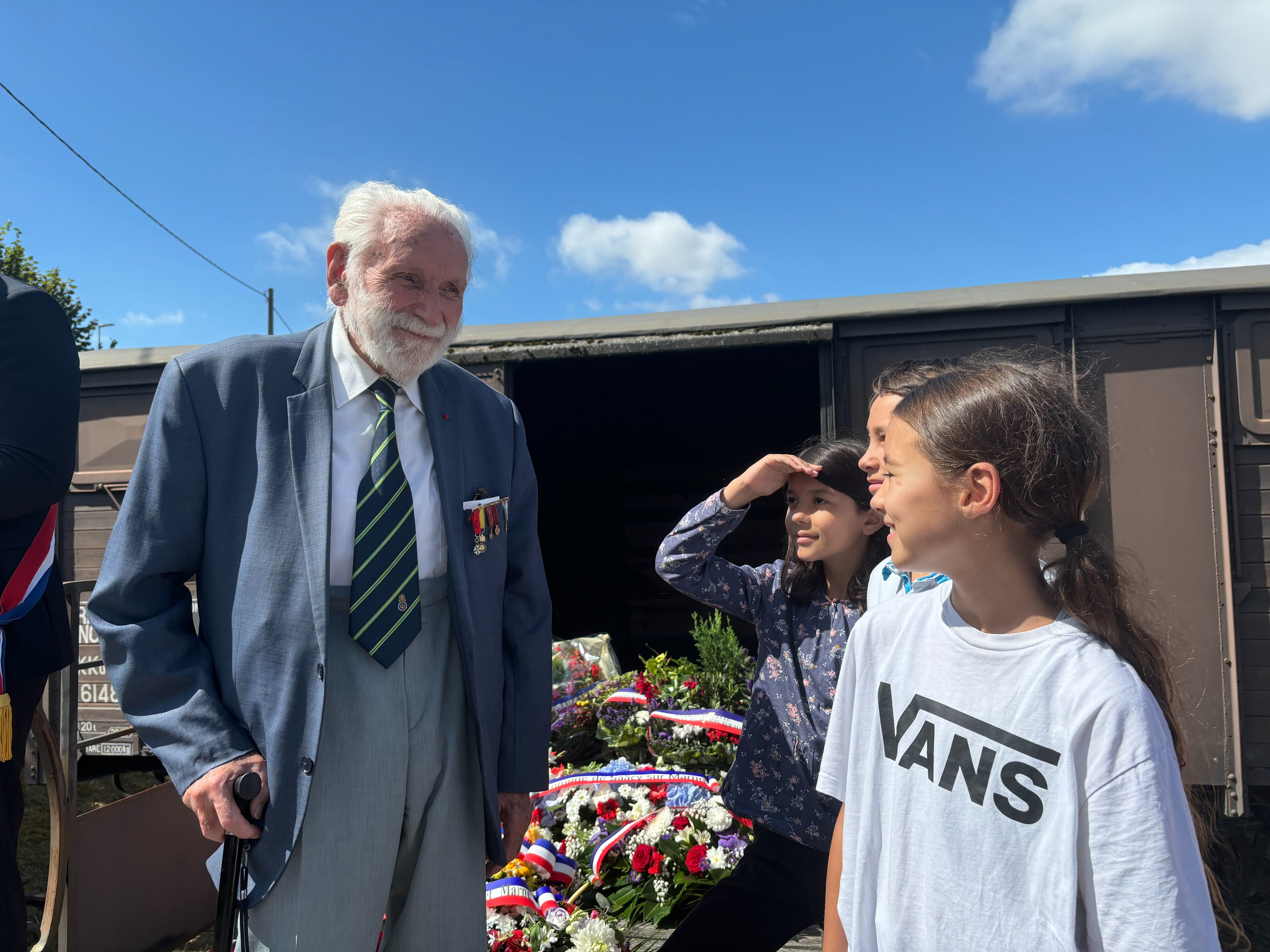 Saâcy-sur-Marne, vendredi 16 août. Devant le wagon du Mémorial de la Déportation, Jean-Louis Lafaurie, résistant et déporté, veut s'adresser aux enfants (ici, Agathe, Émile et Mila). LP/C.L.