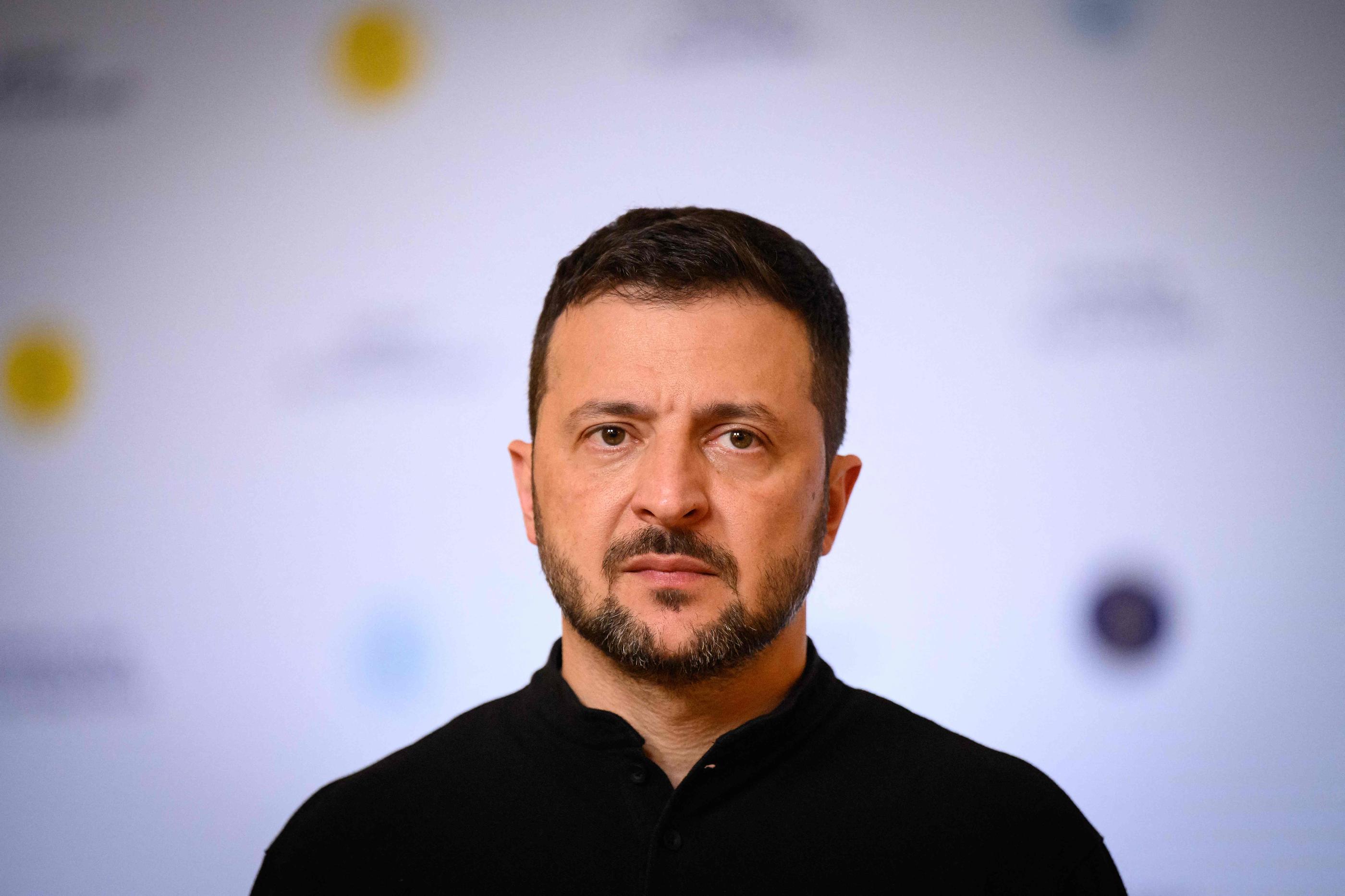 Depuis l’Ukraine, le président Volodymyr Zelensky a condamné ce lundi « la violence politique », qui « n’a nulle part sa place dans le monde ». Leon Neal / AFP