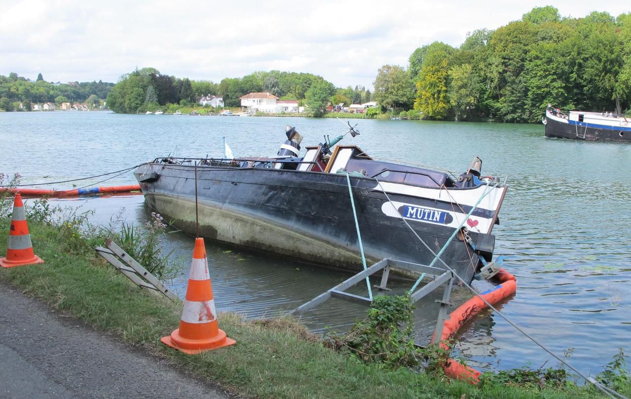 <b></b> Le Coudray-Montceaux, le 27 août 2018. Un remorqueur a échoué le long de berges de Seine au Coudray après être entré en collision avec un autre bateau. Il est amarré à quelques mètres du restaurant Au fil de l’O.