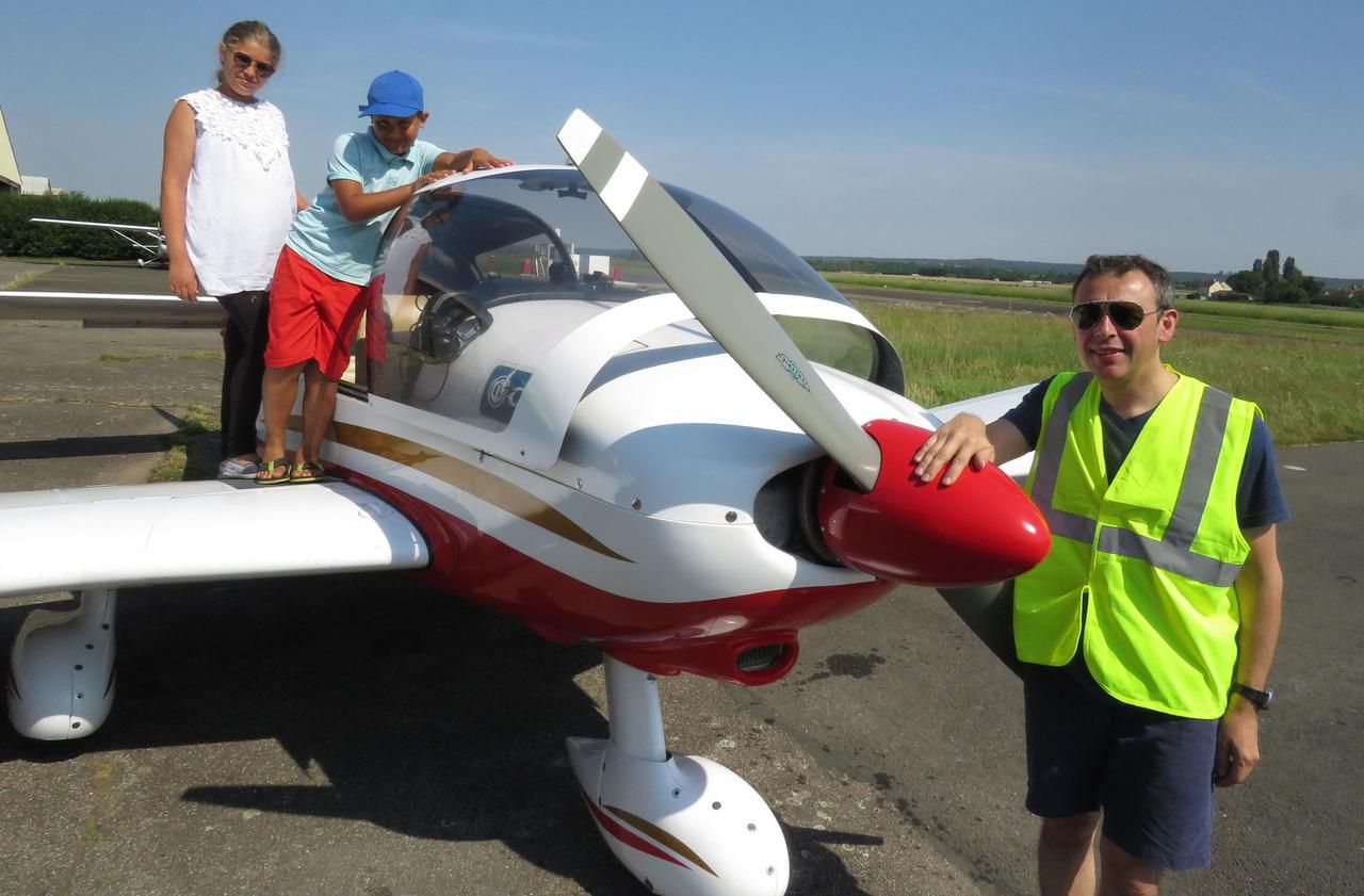 <b></b> Saint-Cyr-l’Ecole (Yvelines), samedi 7 juillet. Pour chaque enfant, c’est un émerveillement à la descente de l’avion après avoir vu le sol depuis tout là-haut. 