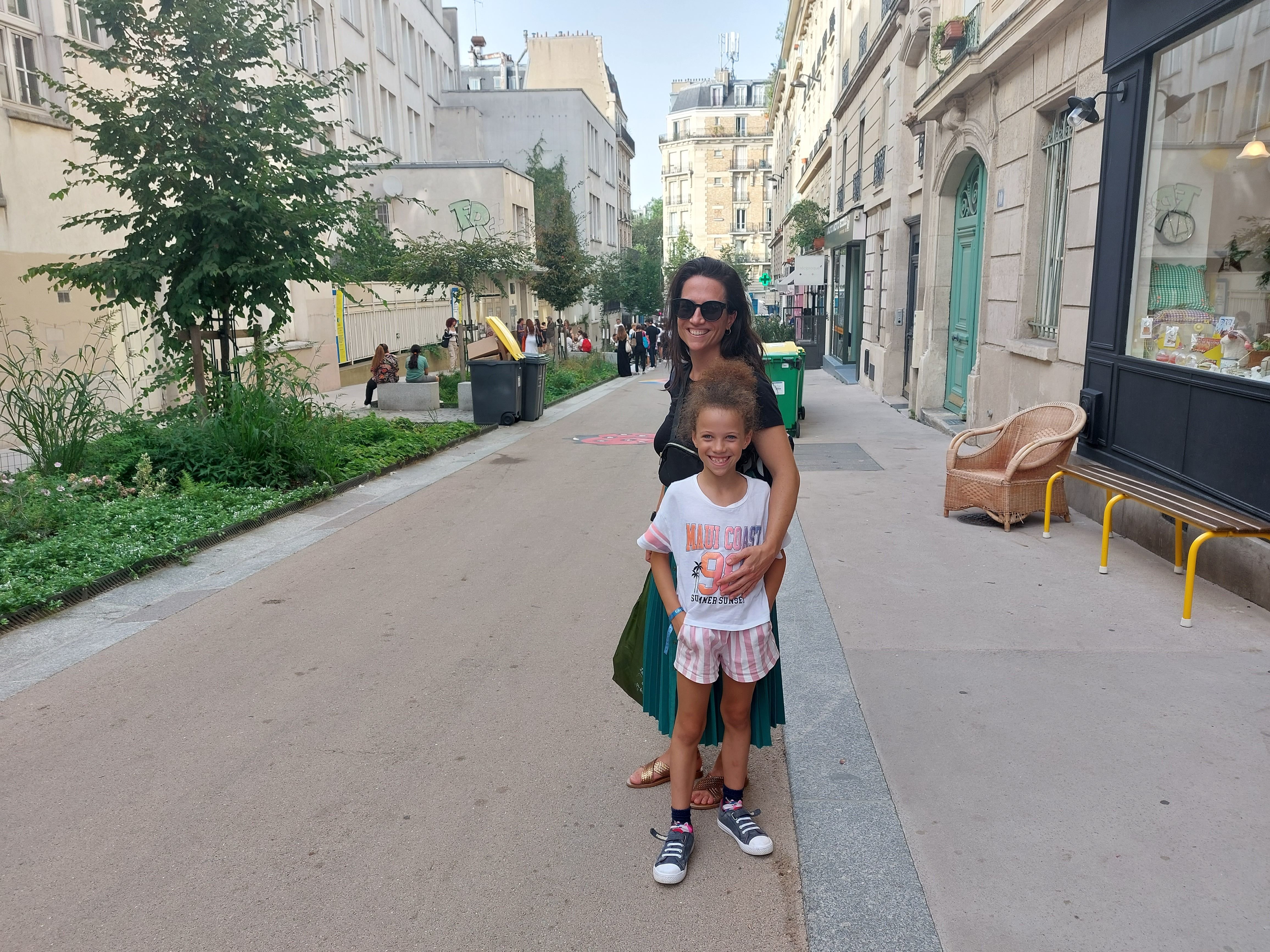 Tiffany et sa fille Ana-Katrina aiment flâner dans la rue aux écoles Ferdinand-Flocon, au pied de Montmartre (Paris XVIIIe), après la sortie de classe. LP/Christine Henry