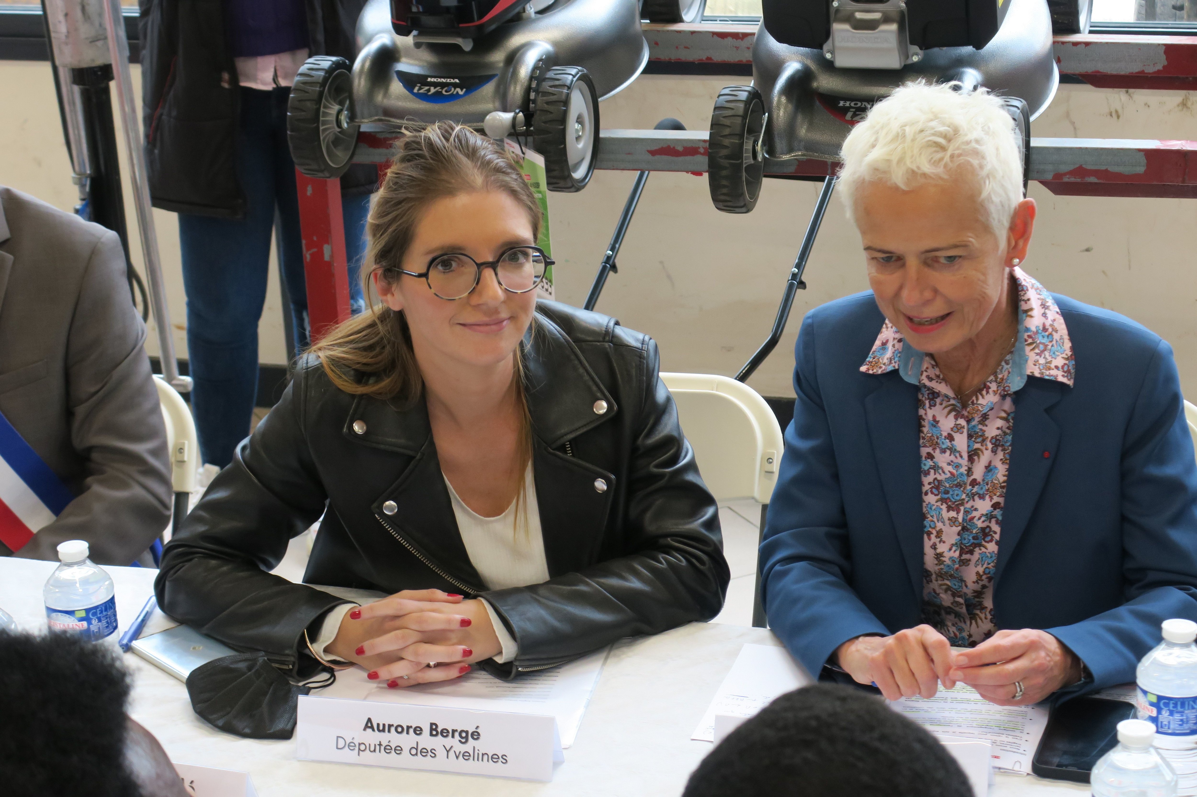 Bonnelles (Yvelines), mercredi 20 octobre 2021. Aurore Bergé a invité la ministre chargée de l'Insertion professionnelle, Brigitte Klinkert, à visiter l'entreprise Crosnier, qui emploie des migrants depuis plusieurs années. LP/Julie Ménard