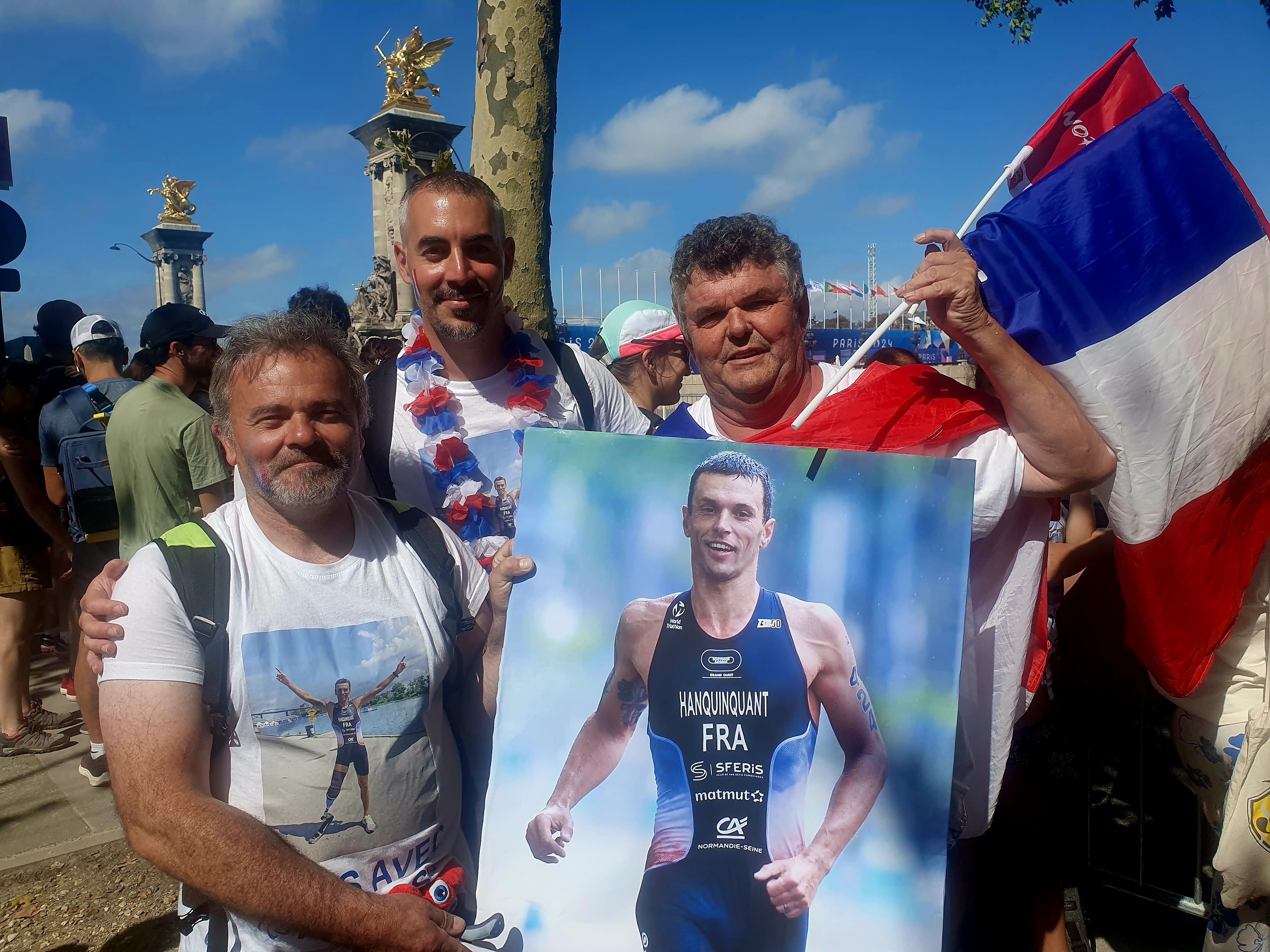 Comme François (au centre) et Patrick (à droite), une soixantaine de fans d'Alexis Hanquinquant ont fait le déplacement depuis sa ville natale d'Yvetot. LP/Nicolas Berrod