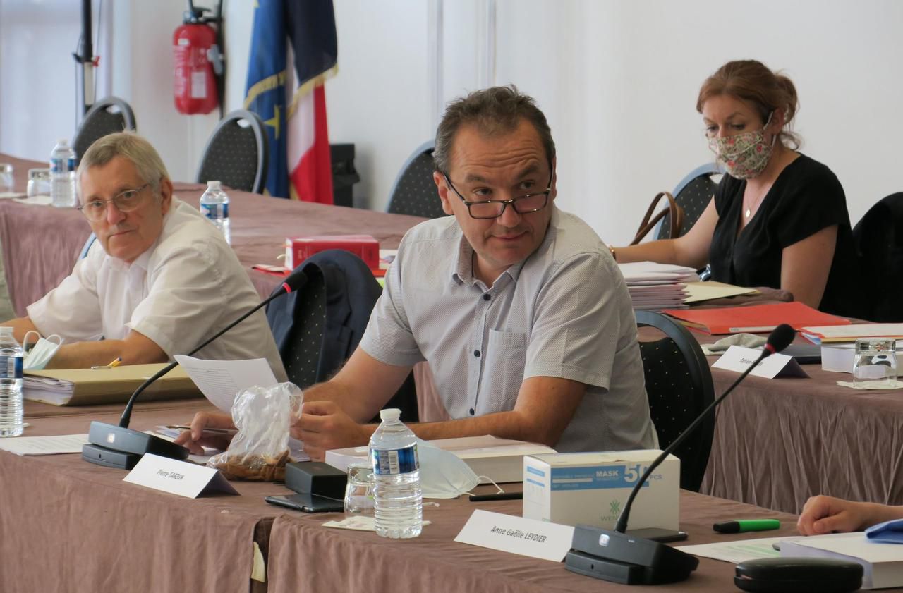 <b></b> Villejuif, jeudi 23 juillet. Pierre Garzon (PCF), le nouveau maire, a fait approuver les comptes 2019 et le budget 2020 issus de son prédécesseur Franck Le Bohellec (DVD). 