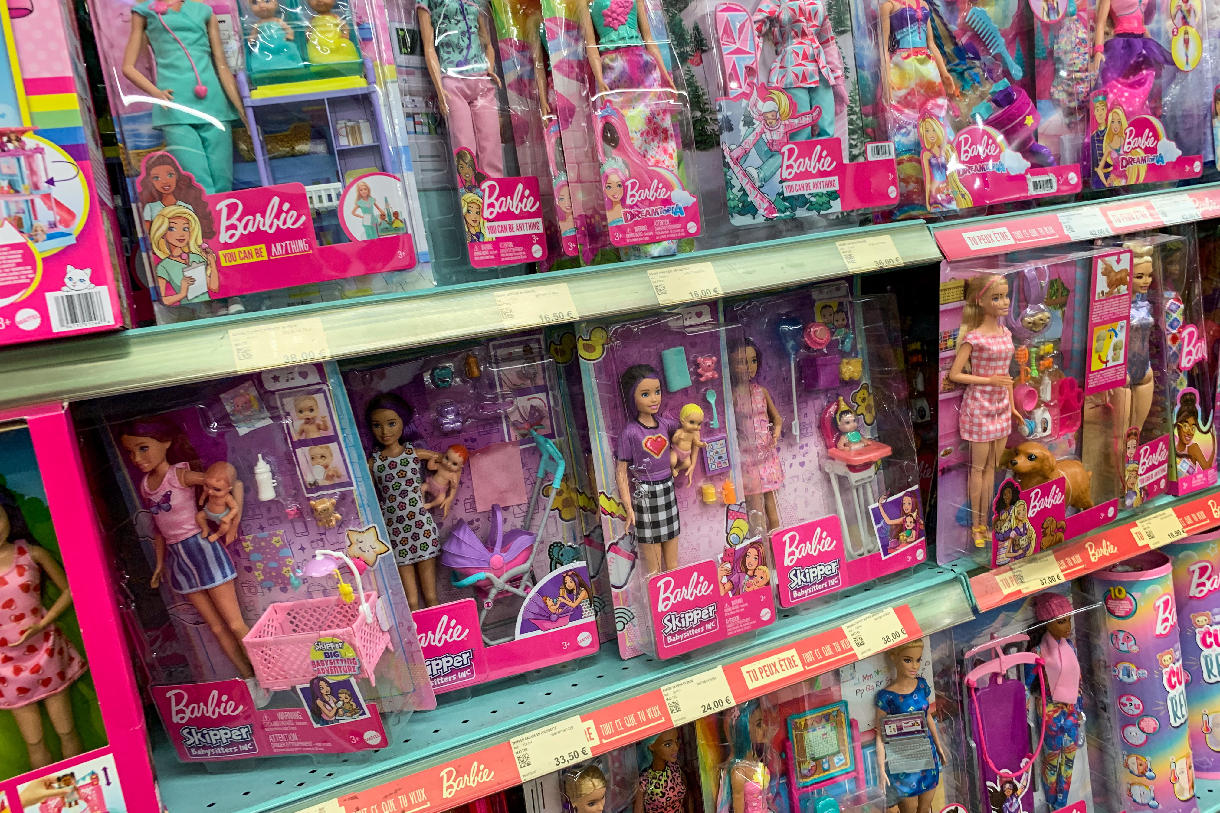 Avec des ventes qui ont bondi de 30% après la sortie du film de Greta Gerwig cet été, Barbie fait un retour en force dans les rayons jouets. AFP/Hans Lucas