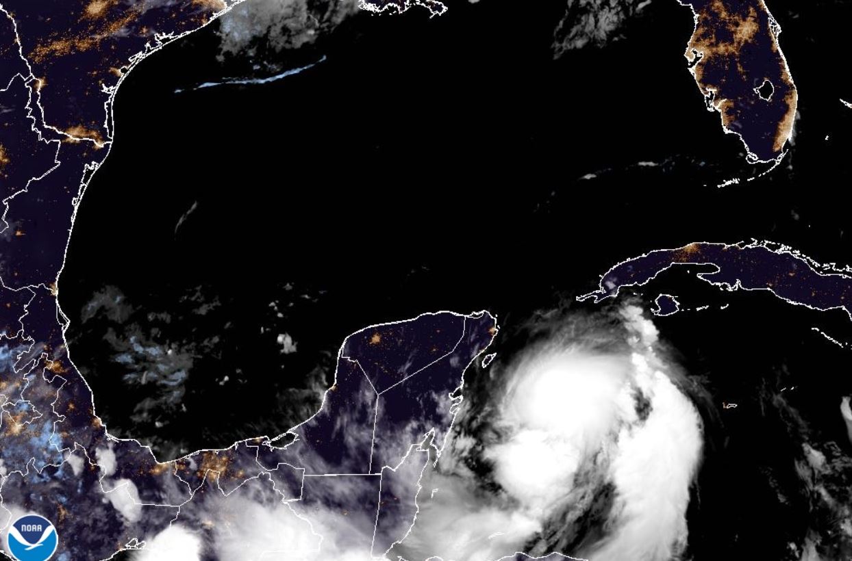 La tempête tropicale Idalia se situe actuellement entre le Mexique et l'île de Cuba. La Floride (en haut à droite de l'image) sera touchée ces prochains jours. NHC