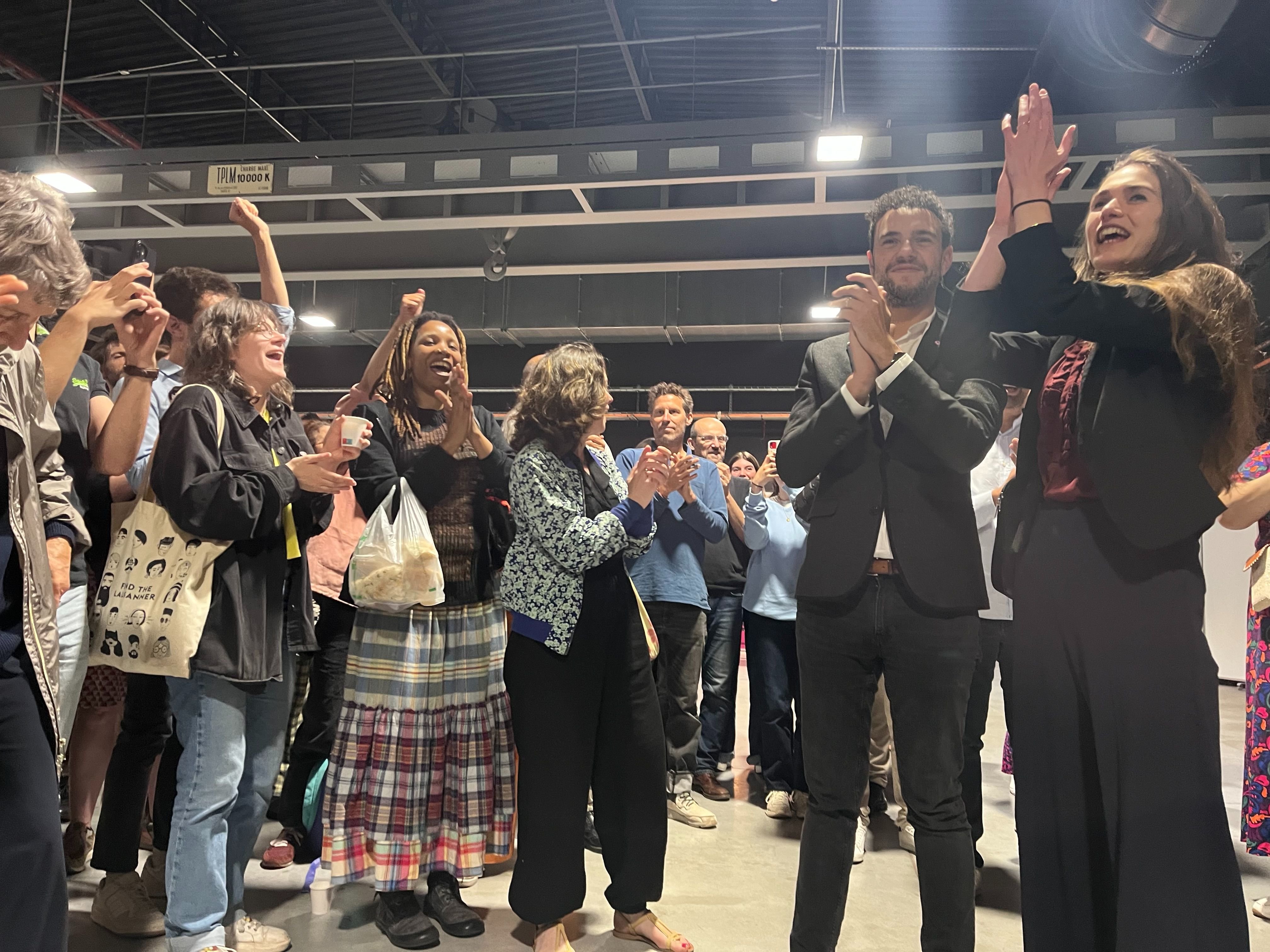 Athis-Mons, dimanche 7 juillet 2024. Claire Lejeune (à droite) et son suppléant Yanisse Lalouci ont été acclamés au sein de l'espace L’Helguen lors de l'annonce de leur victoire. LP/Nolwenn Cosson