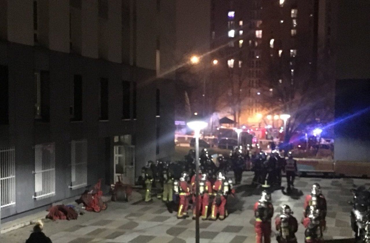 <b></b> Le feu est parti vers 21h20 d’un appartement de 100 m2 du premier étage d’un immeuble d’habitation de 18 étages de Bobigny.