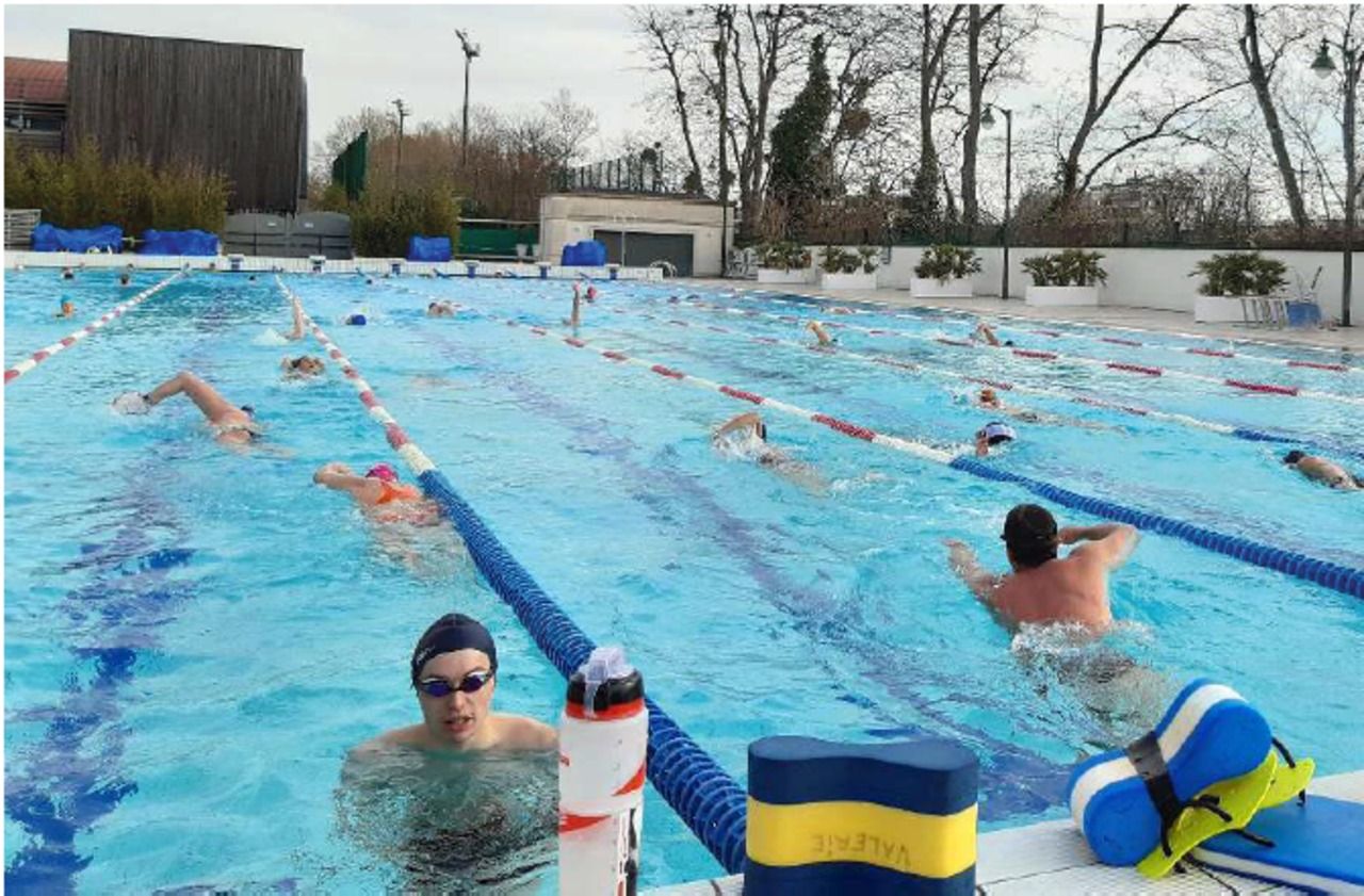 <b></b> Dans le bassin extérieur de 50 m du Palais des sports de l’Ile de Puteaux (Hauts-de-Seine), chaque ligne d’eau est limitée à 12 nageurs.