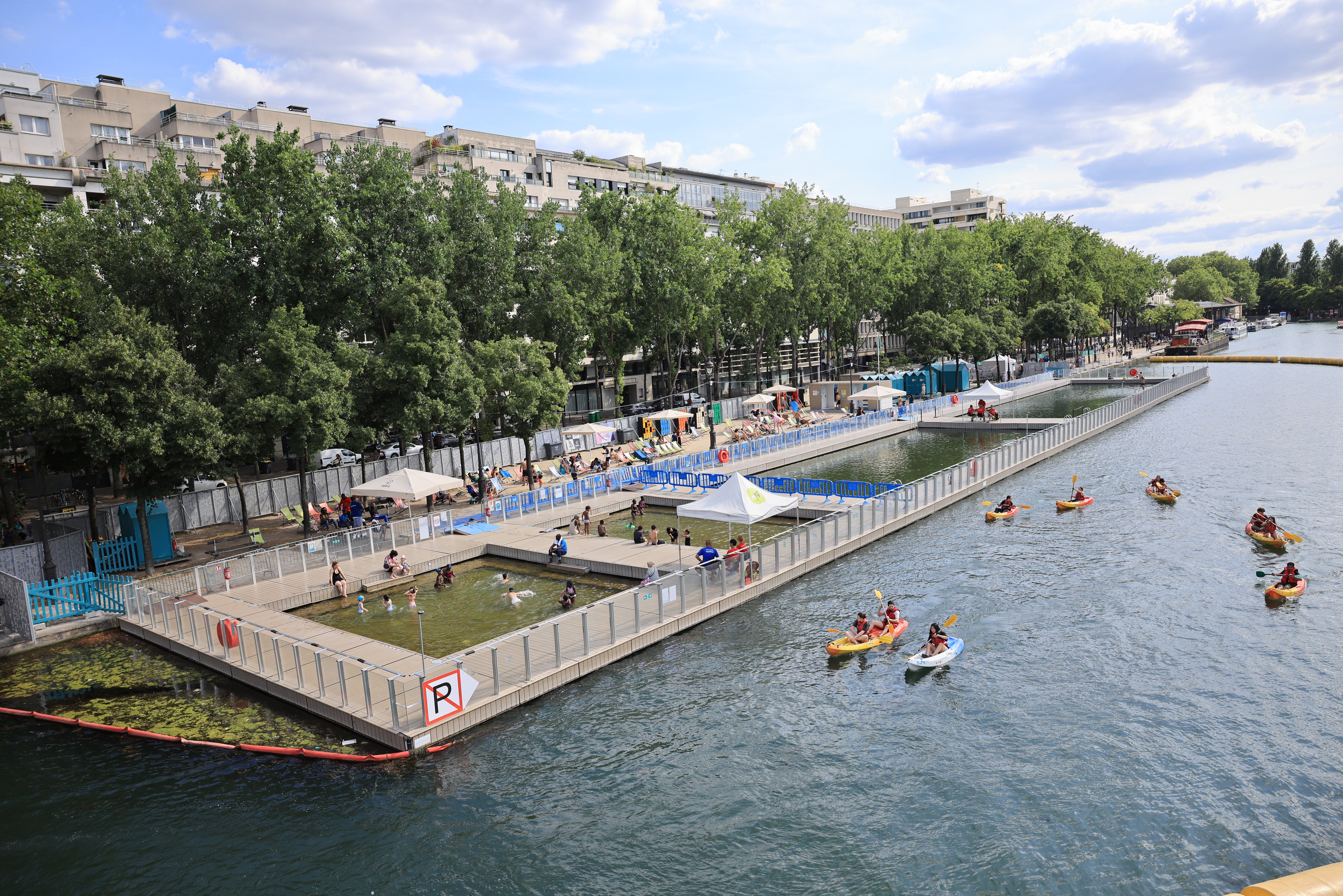 Bassin de la Villette, Paris (XIXe), le 17 juillet. Au programme des activités mi-sportives mi-oisives, farniente sur les transats en bois, baignade et sorties en canoë. LP/Olivier Arandel