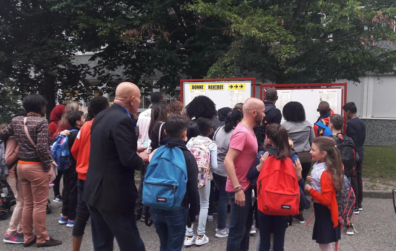 <b></b> Persan, ce lundi matin. Rentrée des classes au collège Georges-Brassens de Persan. Parents et élèves se pressent devant les listes de classes. 