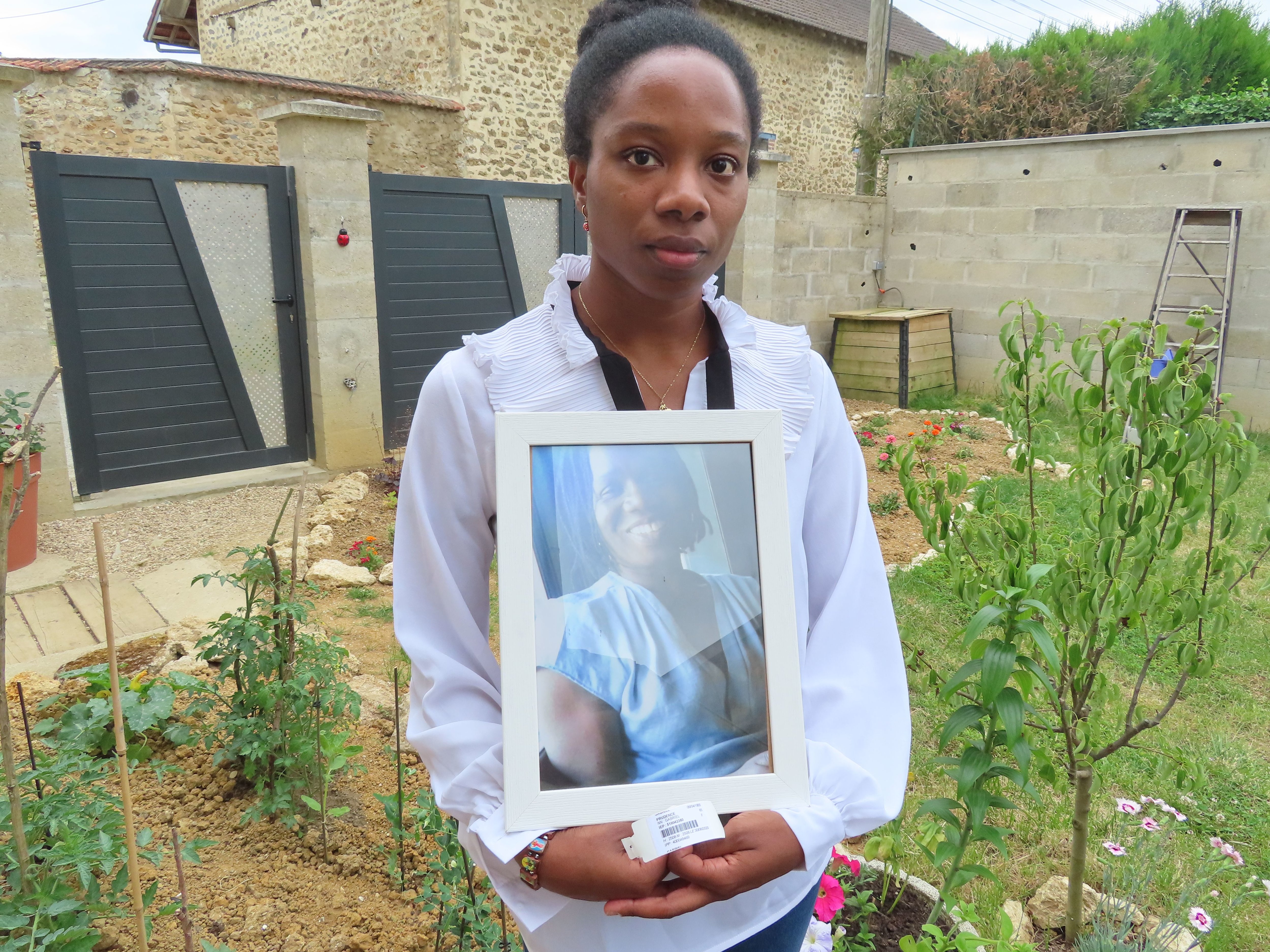 Jouarre (Seine-et-Marne), vendredi 3 juin. Avec sa sœur jumelle Christine, Laura se bat pour dénoncer les circonstances de la mort de leur mère Yolande, en août 2020. LP/Thomas Segissement