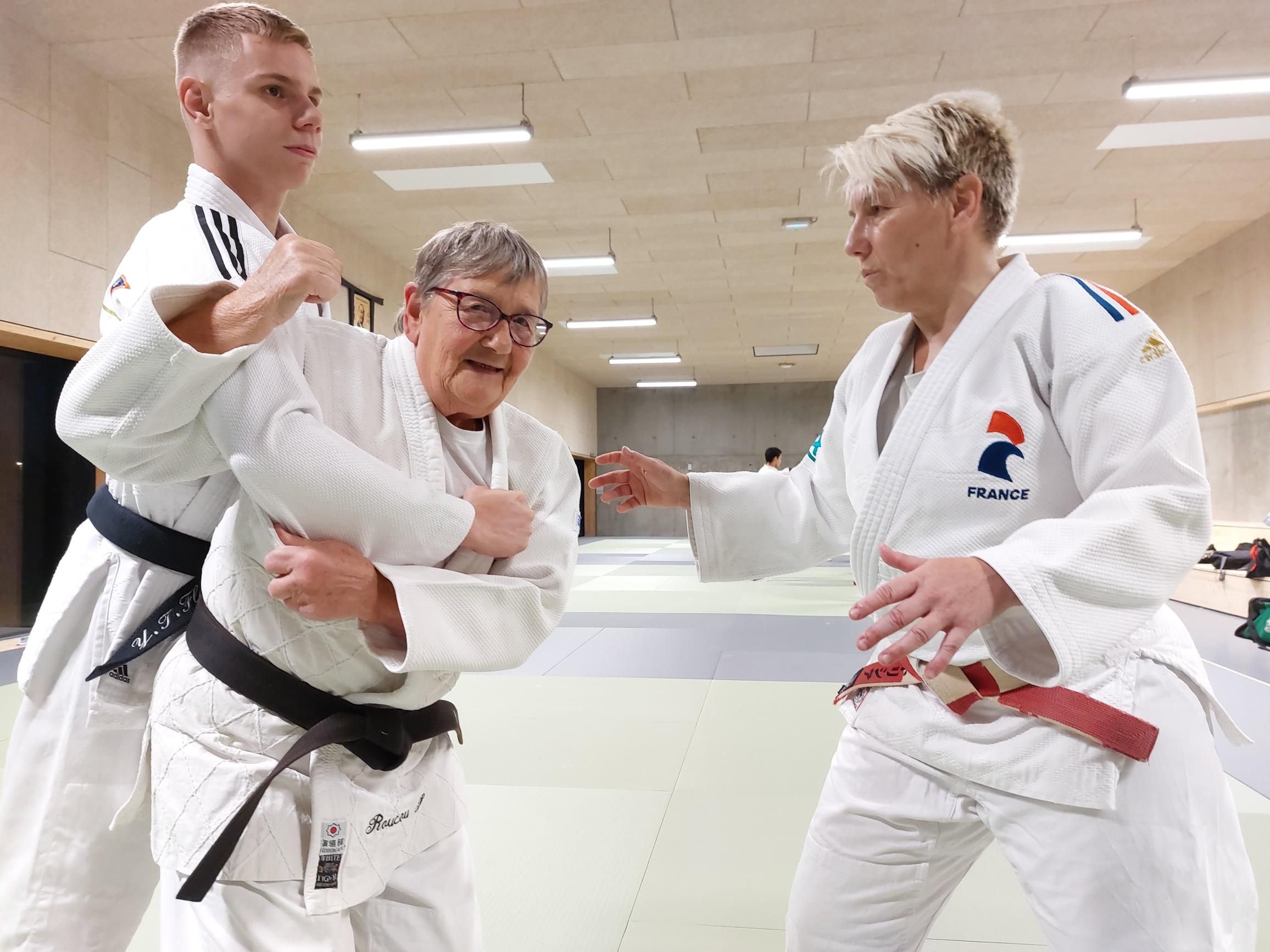 Cormeilles-en-Parisis (Val-d'Oise), le 26 septembre. Présidente de son club de judo et ju-jitsu depuis quarante-six ans, Régine Roucou peut compter sur le soutien de sa fille Patricia (à droite) et de ses petits-enfants (ici, Yann). LP/Christophe Lefèvre