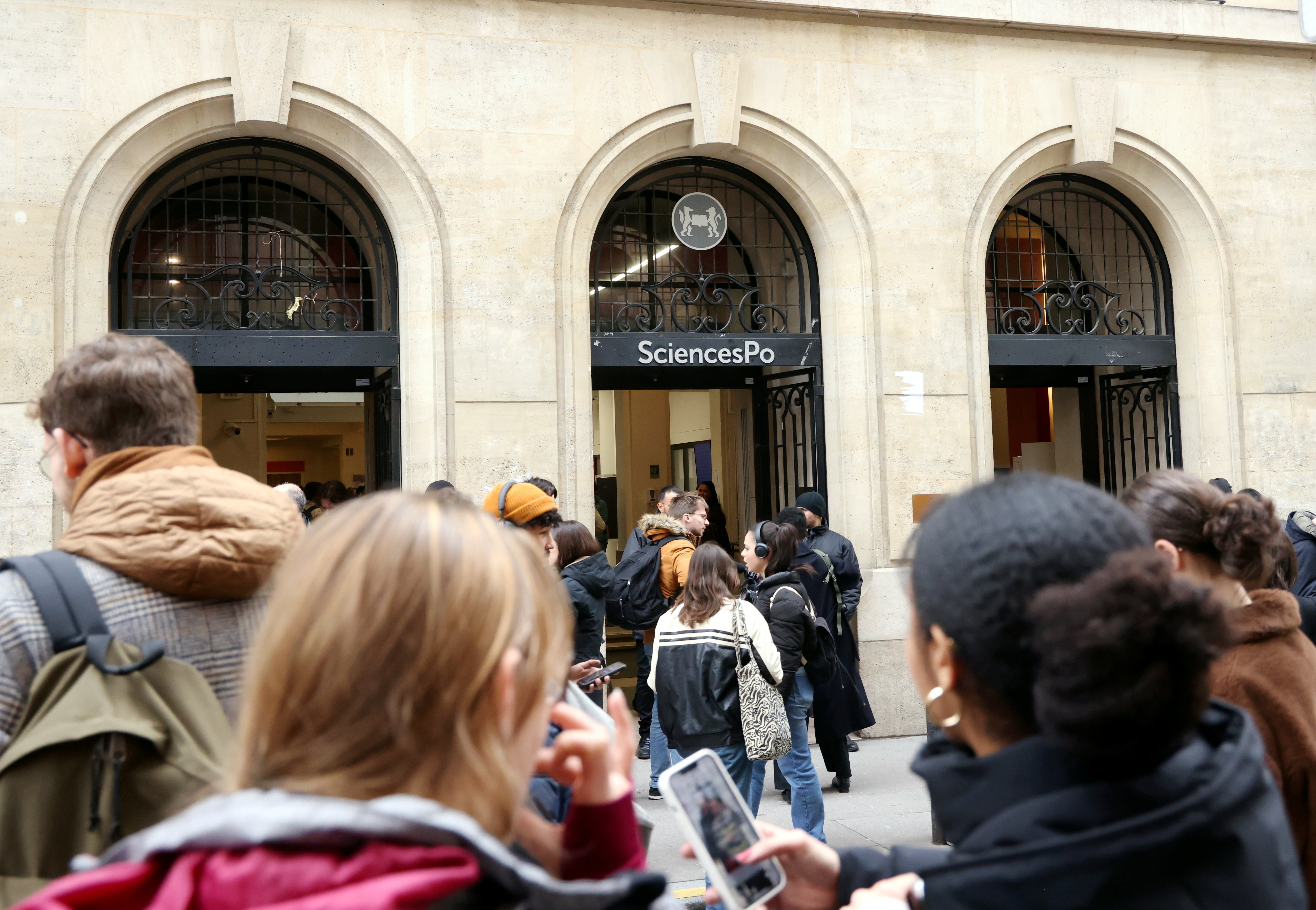 Devant l'école de la rue Saint-Guillaume à Paris (VIIe) ce mardi, des étudiants se disent peu surpris de l'occupation de la veille. LP/Jean-Baptiste Quentin