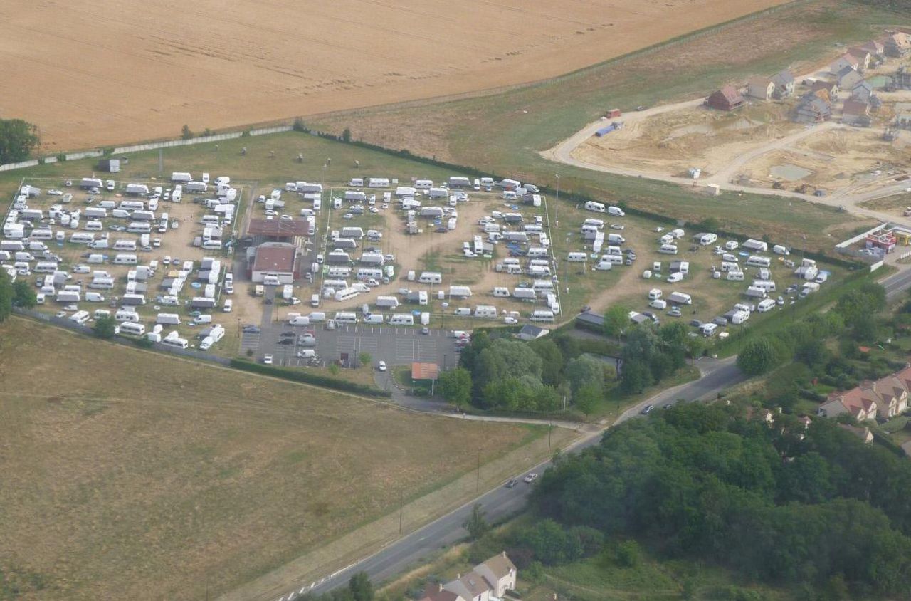 <b></b> Mennecy, dimanche. Le maire de Mennecy lance un appel au secours. Il estime que l’occupation illégale de 200 caravanes occasionne de gros dégâts pour les terrains de foot et de rugby. 