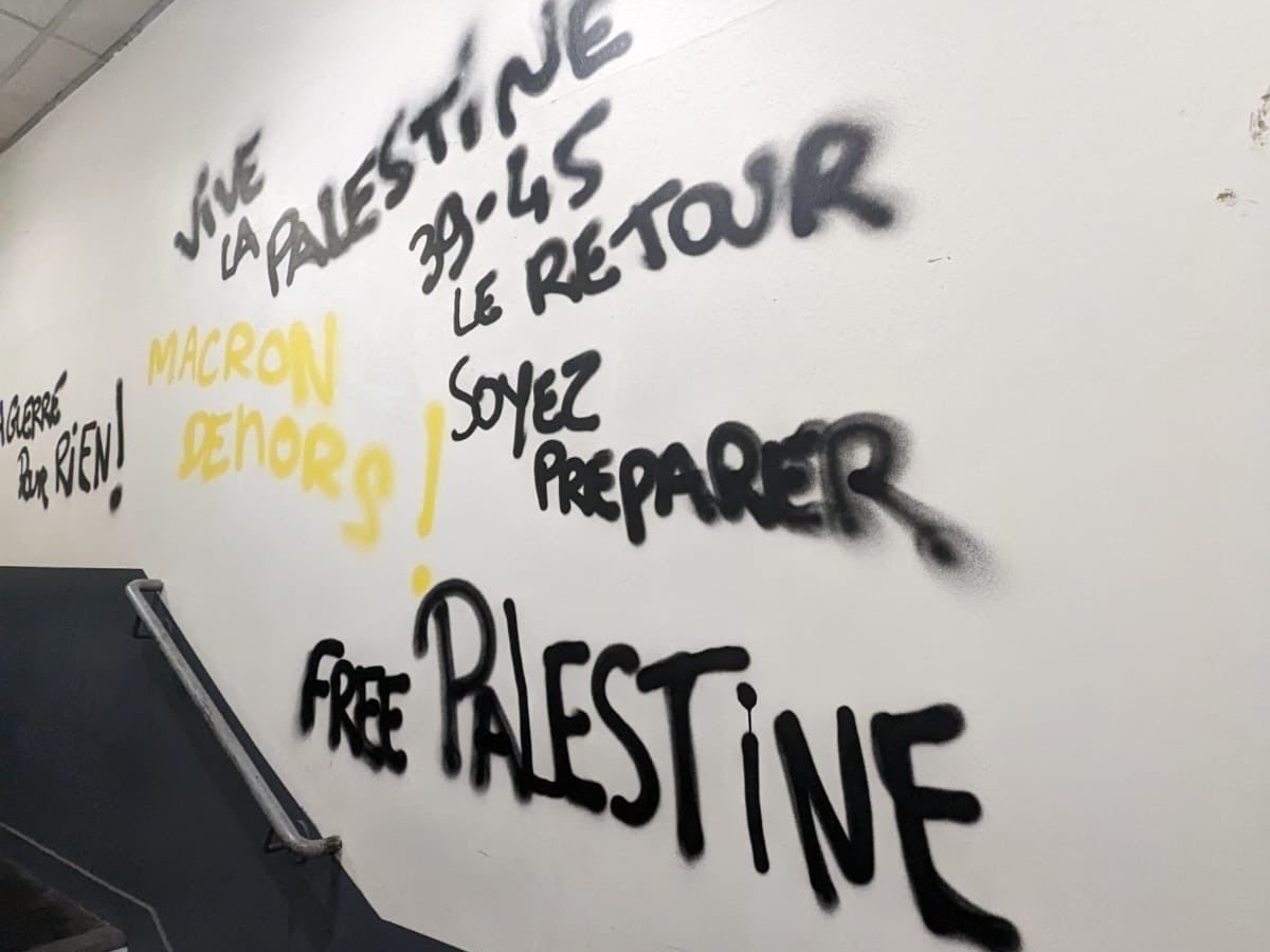 Saint-Denis, ce vendredi. Une inscription à caractère antisémite a été découverte sur un mur de l'université Paris-8. Twitter/UEJF
