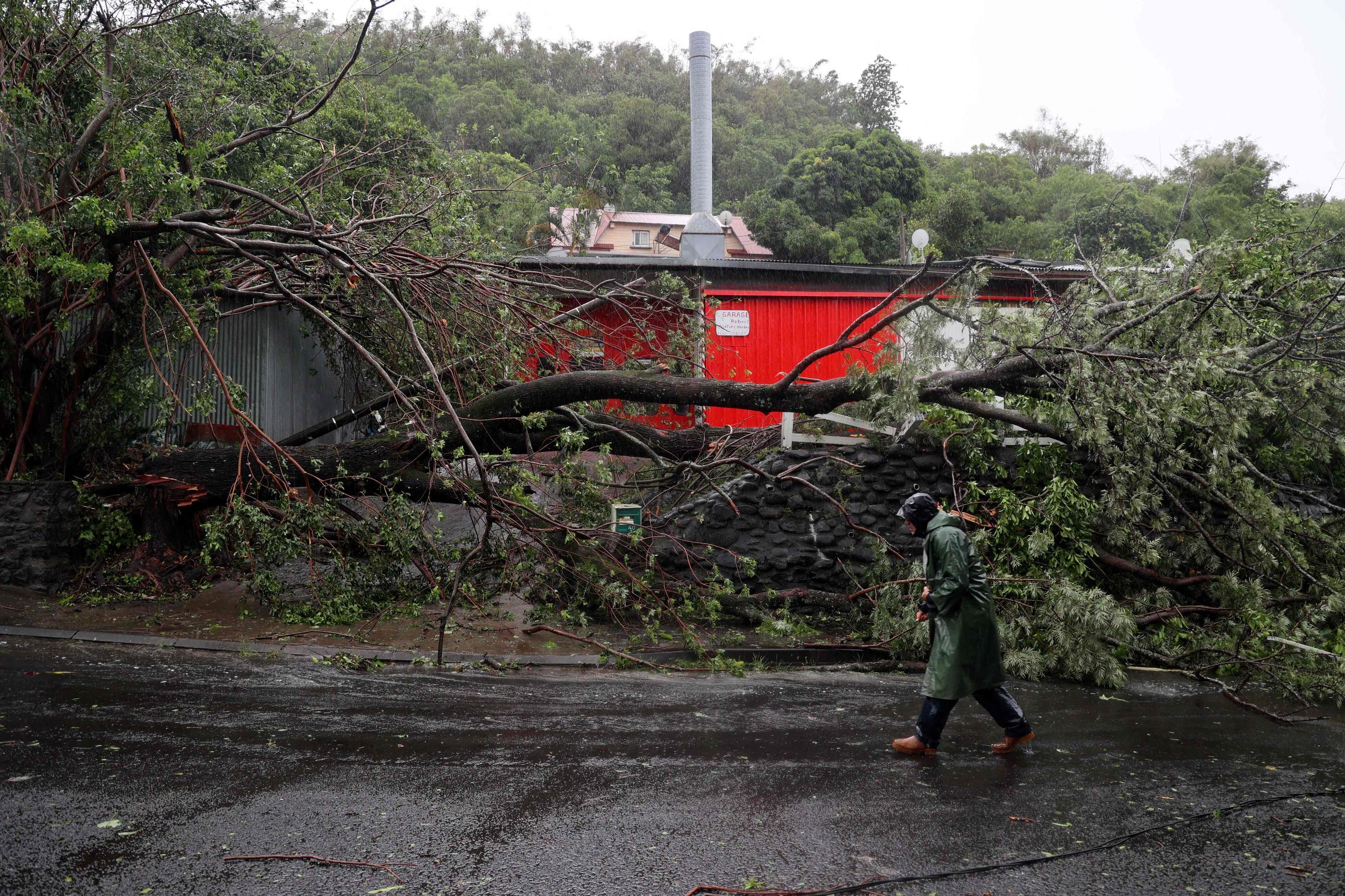 Dix-neuf communes de la Réunion ont été classées en situation de catastrophe naturelle après le passage du cyclone Batsirai. AFP/Richard Bouhet