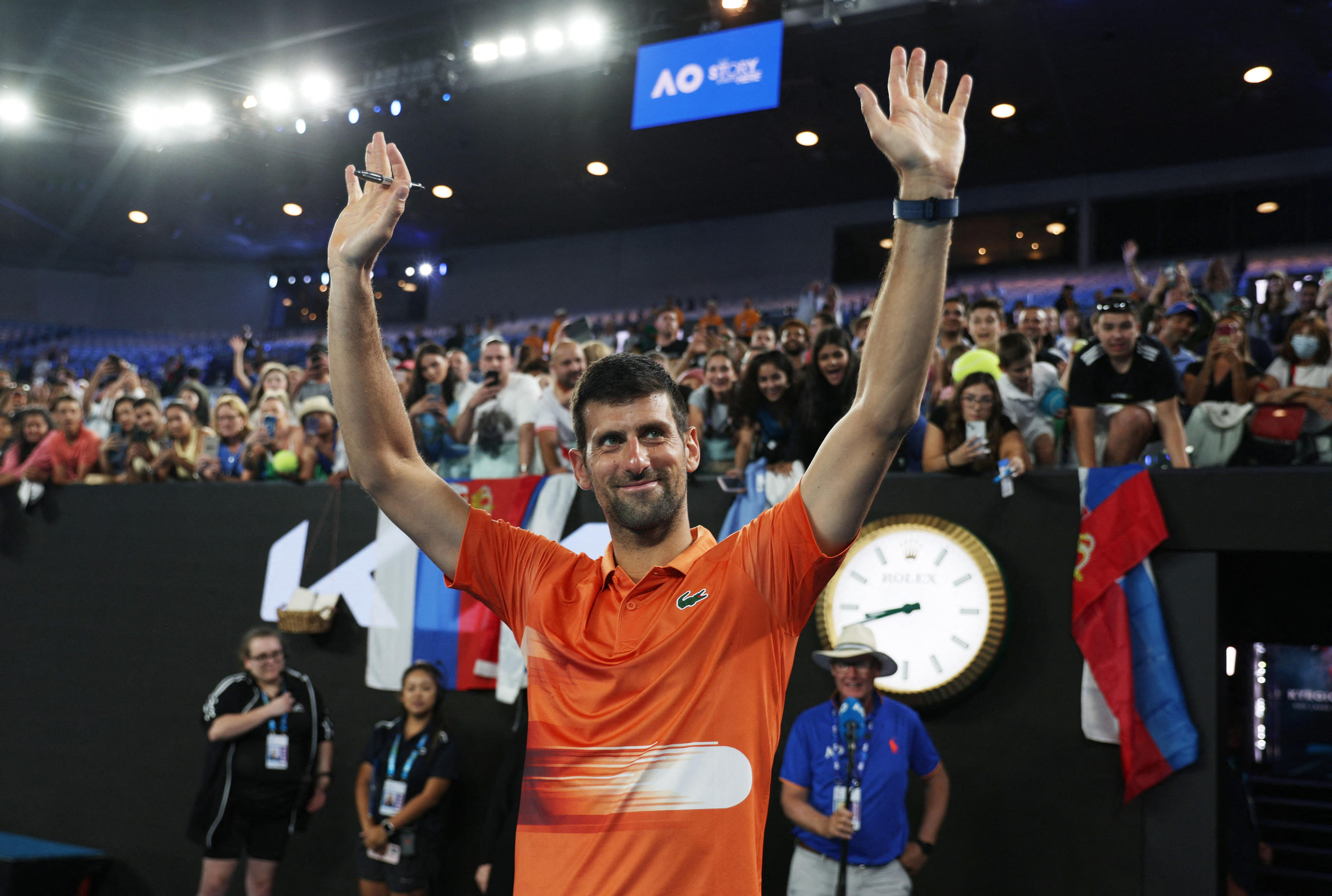 Novak Djokovic, ici lors d'une exhibition face à Kyrgios, pourrait bien de nouveau lever les bras dans deux semaines sur un 22e Grand Chelem... Reuters/Loren Elliott