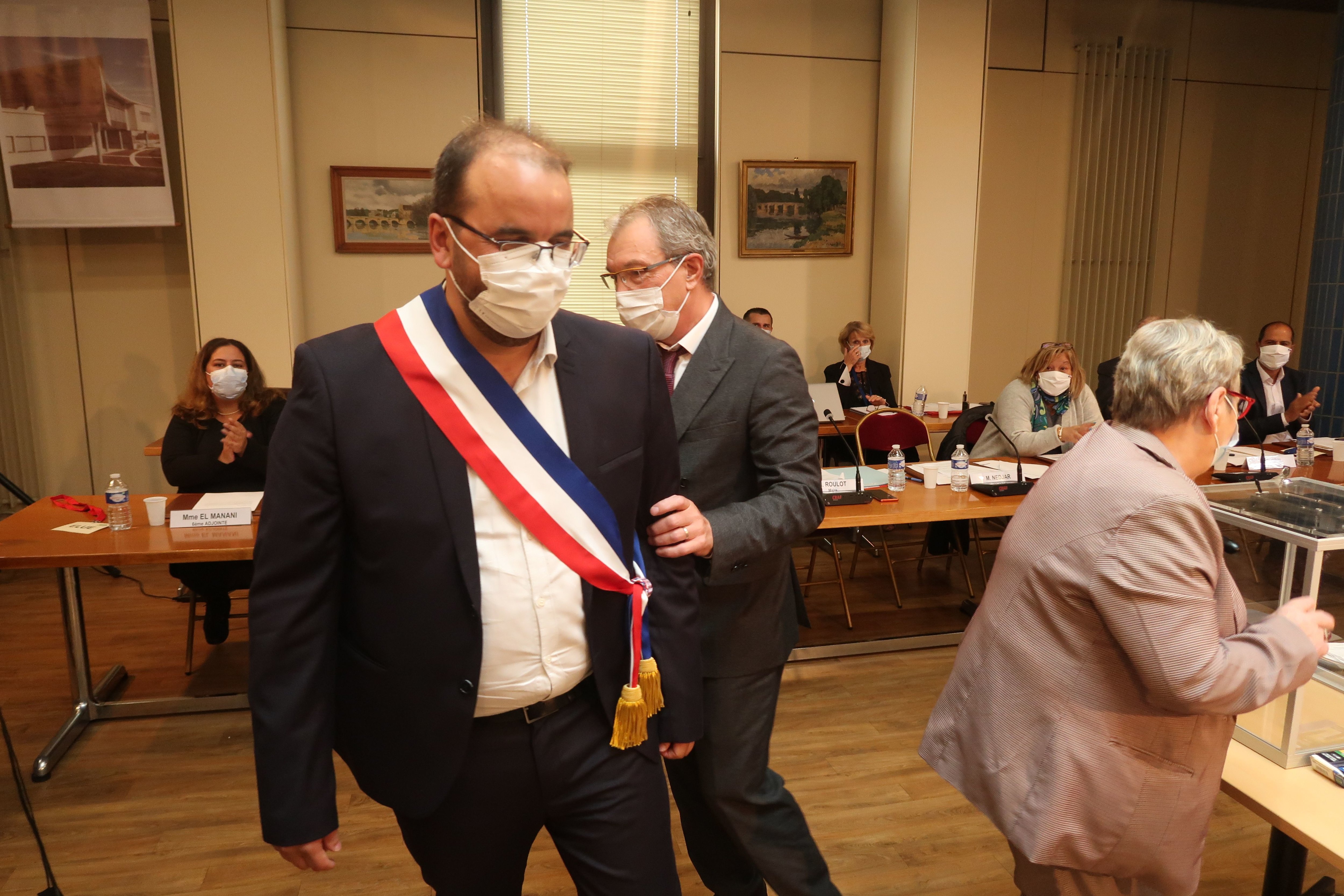 Limay, ce samedi. L'ancien maire Eric Roulot s'efface derrière Djamel Nedjar (avec l'écharpe), qui lui a succédé ce samedi à l'âge de 43 ans. LP/Mehdi Gherdane