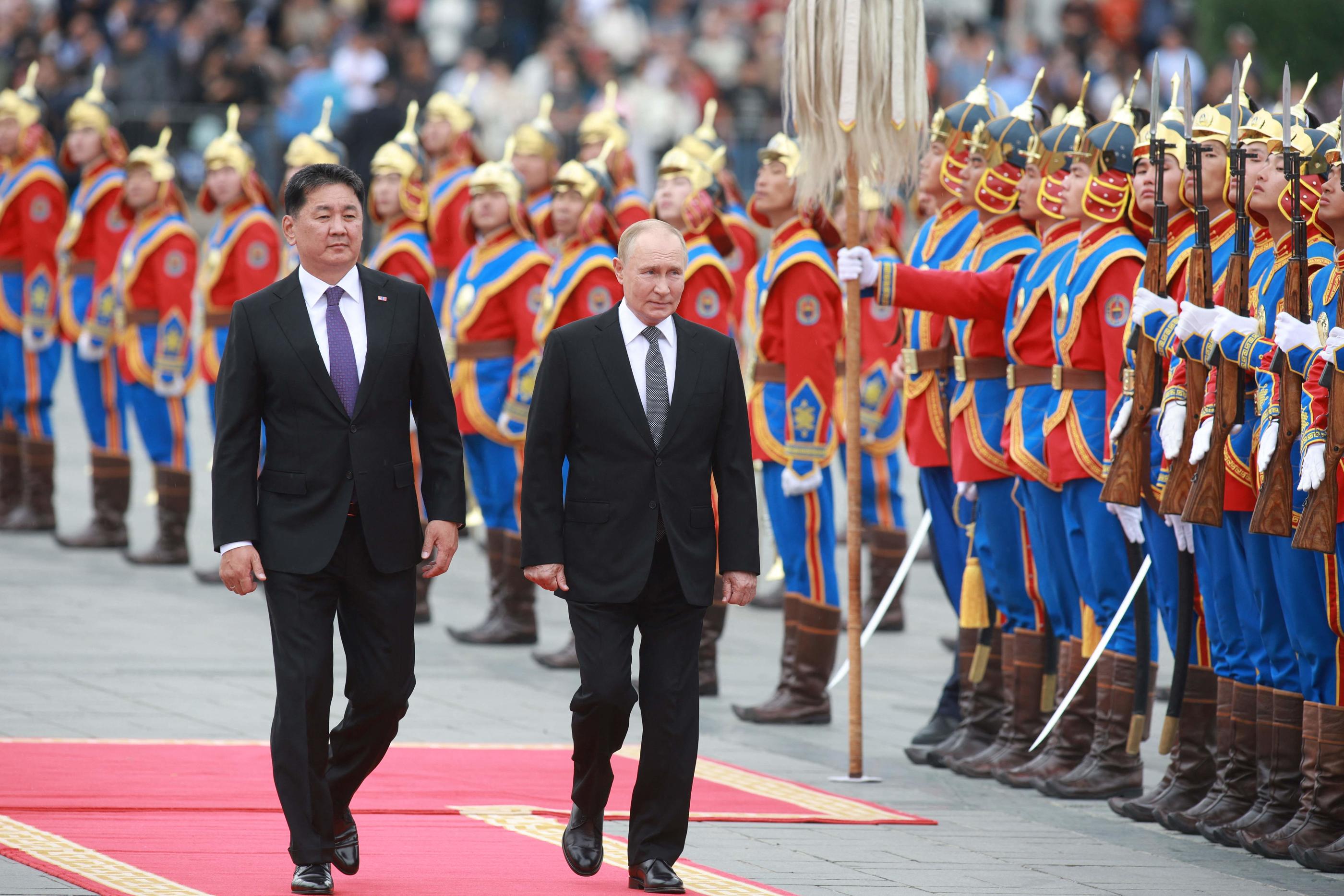 Le président russe a été accueilli mardi après-midi par son homologue mongol Ukhnaa Khurelsukh à Oulan-Bator, lors d’une fastueuse cérémonie en présence des délégations des deux pays. AFP/BYAMBASUREN BYAMBA-OCHIR