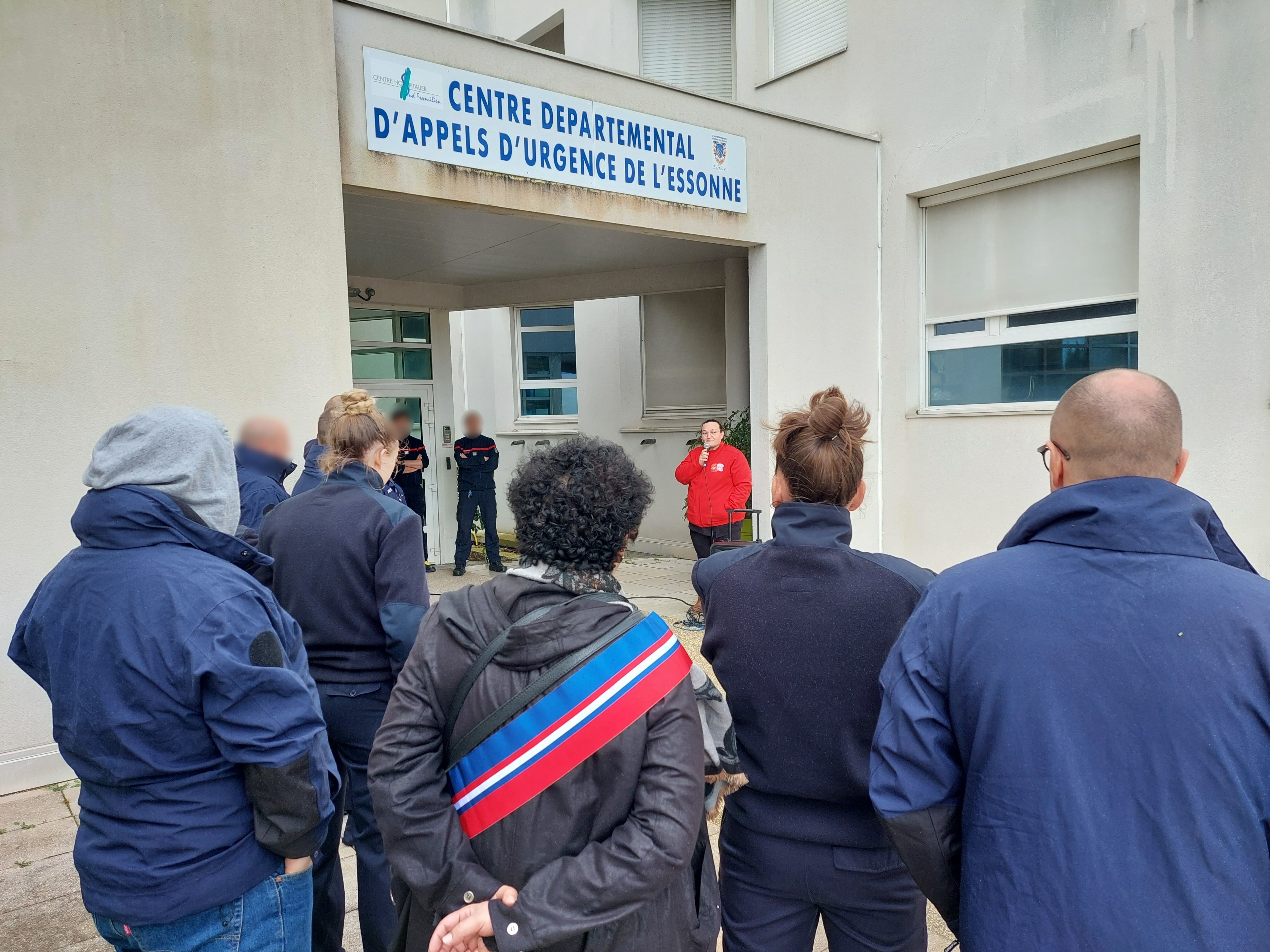 Corbeil-Essonnes, mercredi 3 avril 2024. A l'appel de la CGT, un rassemblement a été organisé devant le centre départemental d'appels d'urgence. La cinquantaine d'agents, dont la plupart sont agents administratifs, veulent être considérés à l'égal des sapeurs-pompiers professionnels. LP/Florian Garcia