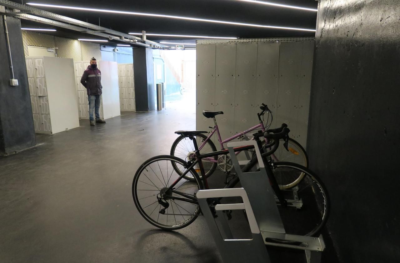 Un parking vélo sécurisé de 395 places attend les cyclistes à Montparnasse  - Le Parisien