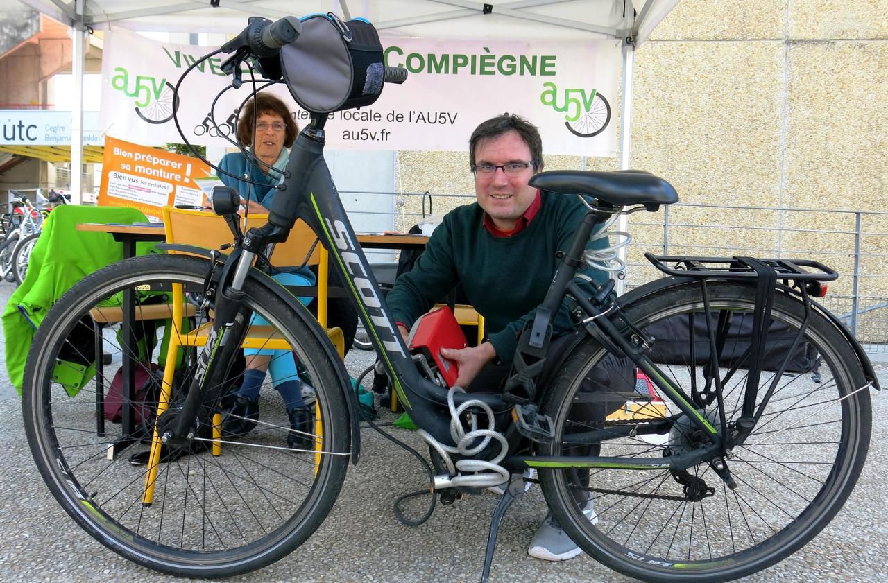 <b></b> Compiègne, le 21 septembre. L’association des usagers du vélo, des voies vertes et véloroutes des vallées de l’Oise (AU5V) a procédé au marquage des vélos. Le « bicycode » permet la traçabilité des vélos volés. 