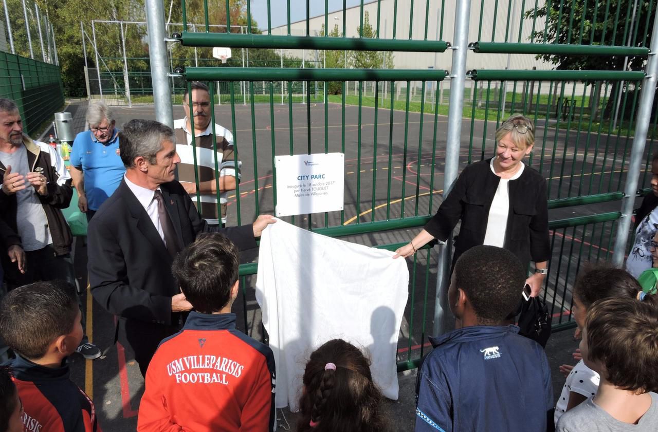 <b></b> Villeparisis, mercredi 18 octobre 2017. Le maire Hervé Touguet (LR) (à gauche) a inauguré le City parc rénové du parc du Poitou. 