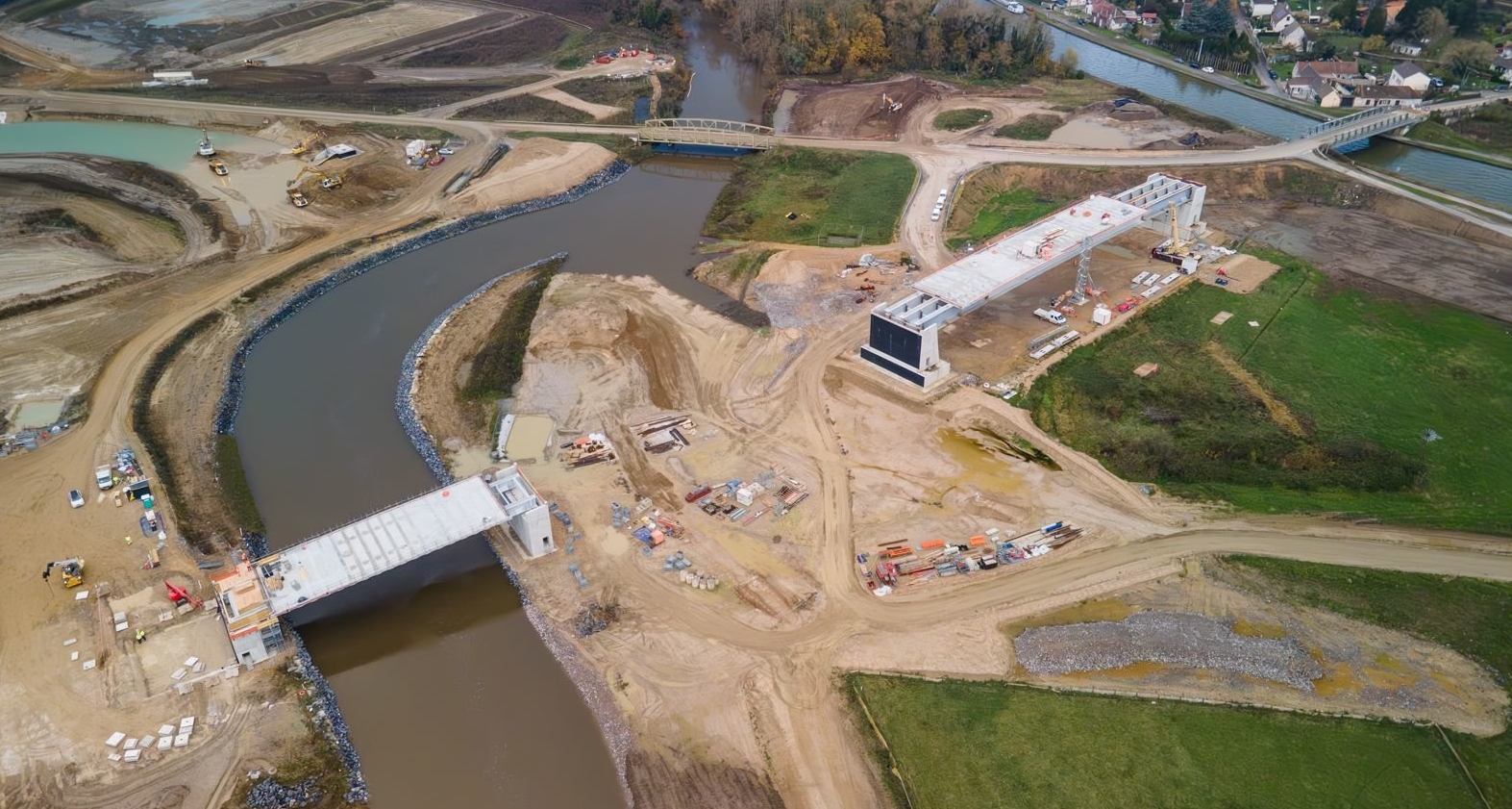 Le canal Seine-Nord est devenu une réalité très concrète : un chantier colossal qui vient modifier considérablement le paysage au sein duquel il trace sa route. Société du canal Seine Nord
