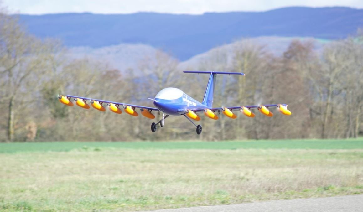 La société Blue Spirit Aero, basée dans les Hauts-de-Seine, travaille sur un petit avion à hydrogène de quatre à cinq places et doté de douze hélices. Blue Spirit Aero