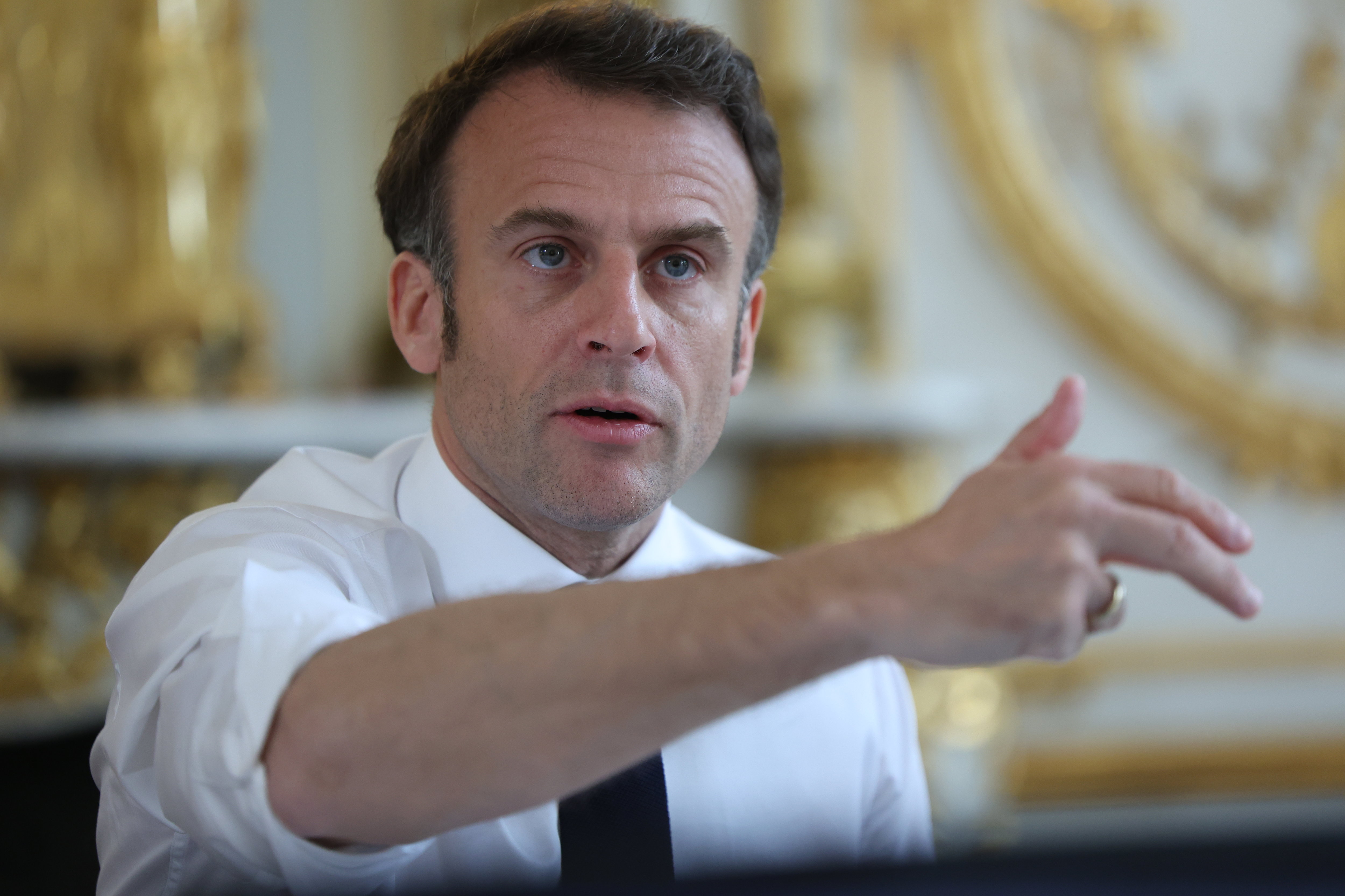 Emmanuel Macron devant onze lecteurs du Parisien-Aujourd'hui en France qui l'ont interrogé, vendredi 21 avril, lors d'une rencontre de trois heures à l'Elysée. LP/Arnaud Journois