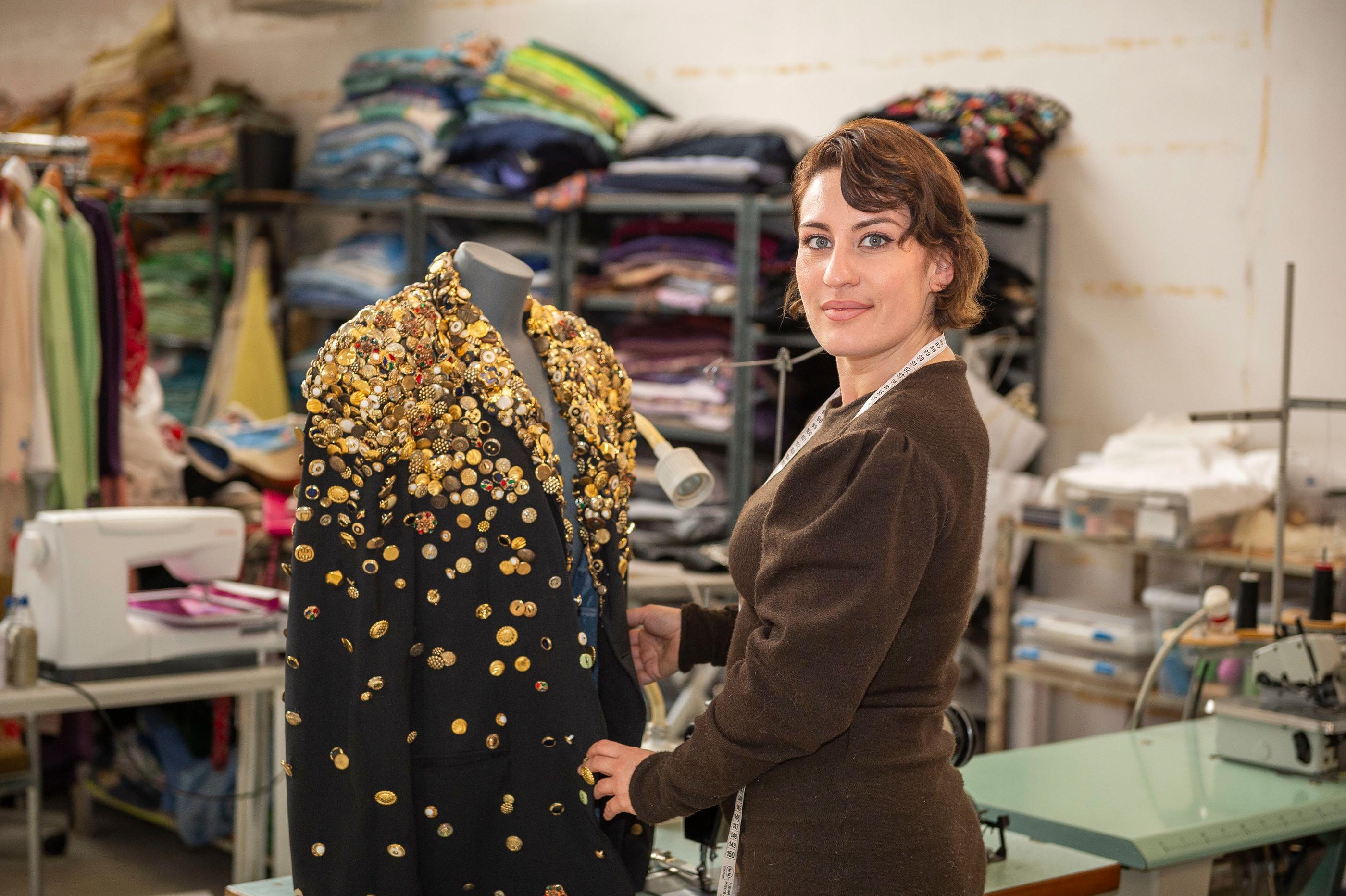 Grâce aux réseaux sociaux, Daphné Bürki contacte Cassandre Lemeilleur pour lui dire qu’elle serait intéressée par sa veste aux centaines de boutons. Elle la lui confectionne, sans savoir vraiment à quoi elle est destinée... PhotoPQR/Ouest France/Mathieu Pattier