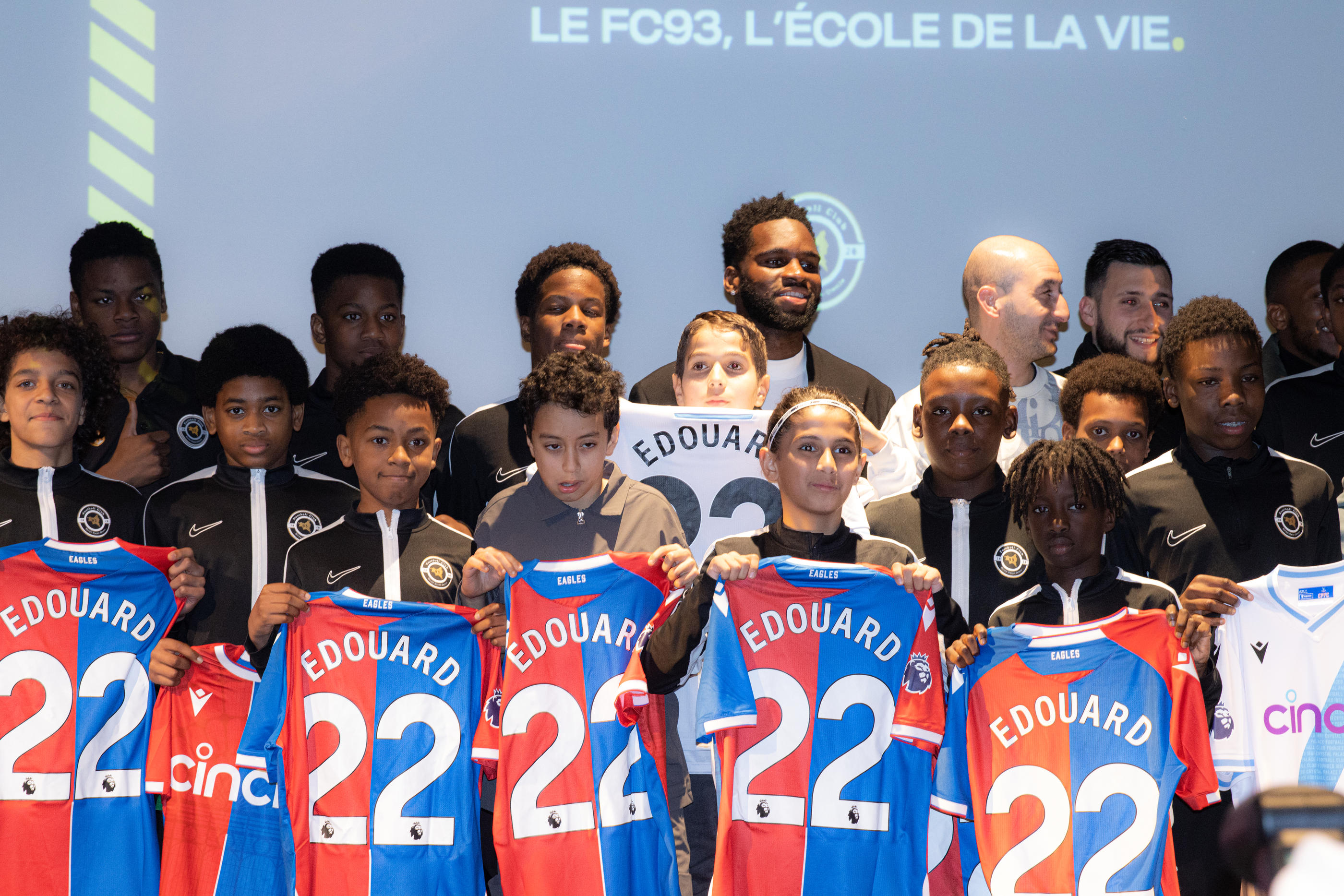Des jeunes du FC Bobigny posent fièrement autour du fils prodigue (à l'arrière-plan, au centre), qui leur a distribué des maillots. LP/Icon Sport/Thomas Proisy