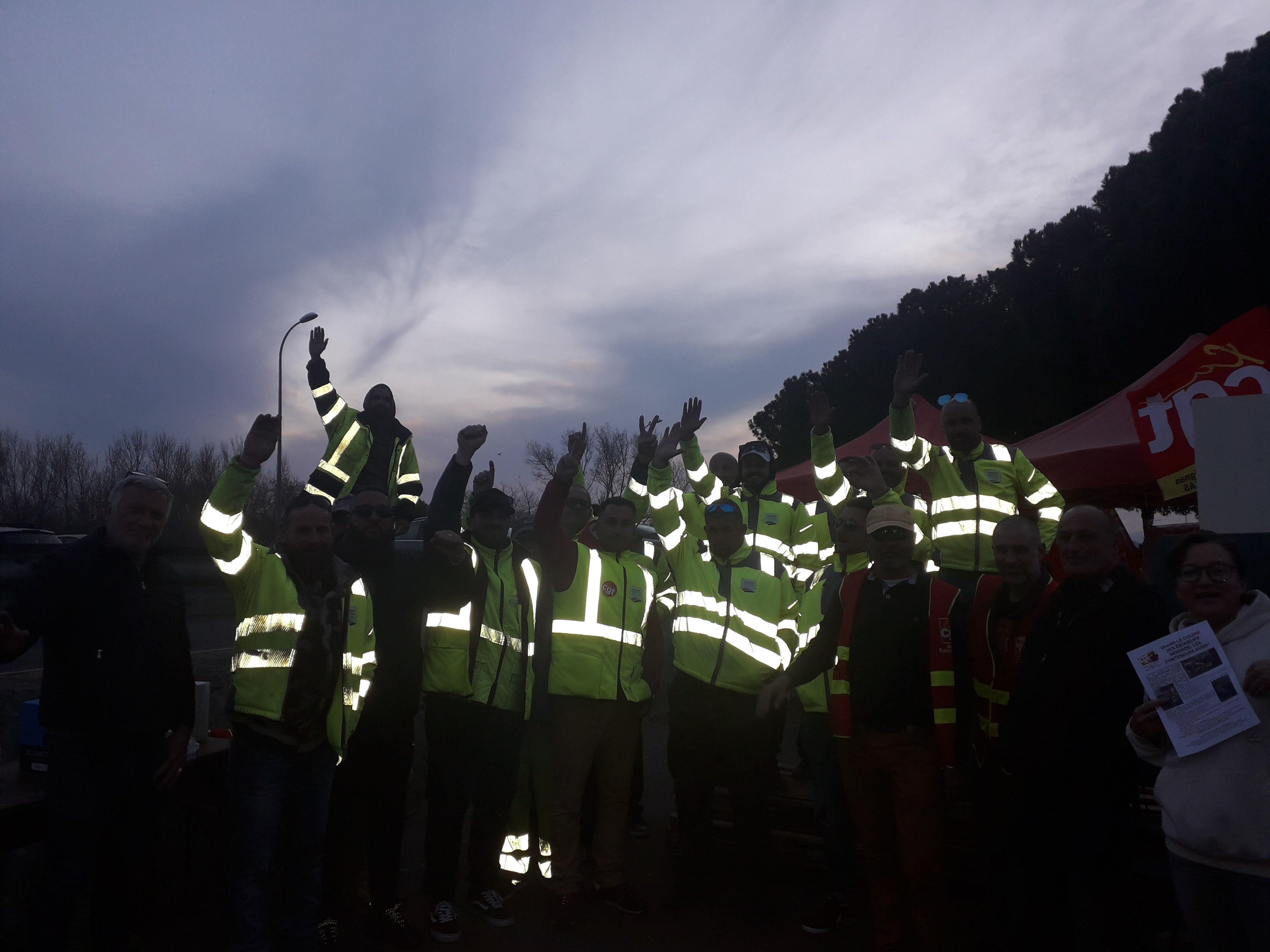 A la tombée du sixième jour de blocage, les éboueurs de Perpignan, notamment de la CGT votent à mains levées la poursuite du mouvement./DR