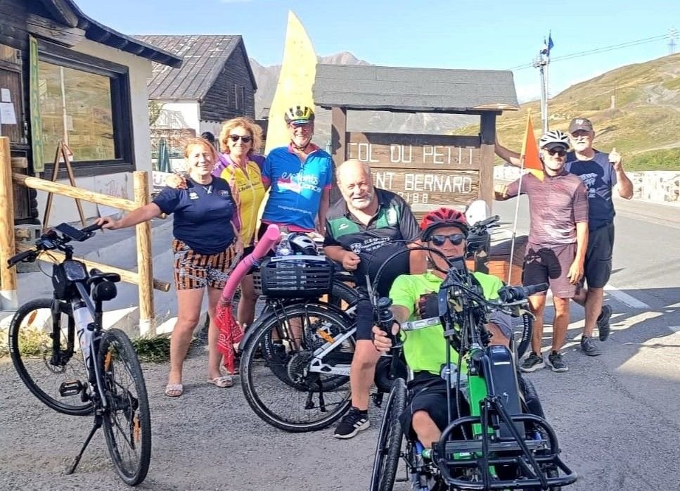 Aidé par une bande d'amis, le campinois Robert Marchant s'est lancé comme nouveau défi de réaliser le tour du Mont Blanc dans son handbike, un fauteuil adapté. DR.