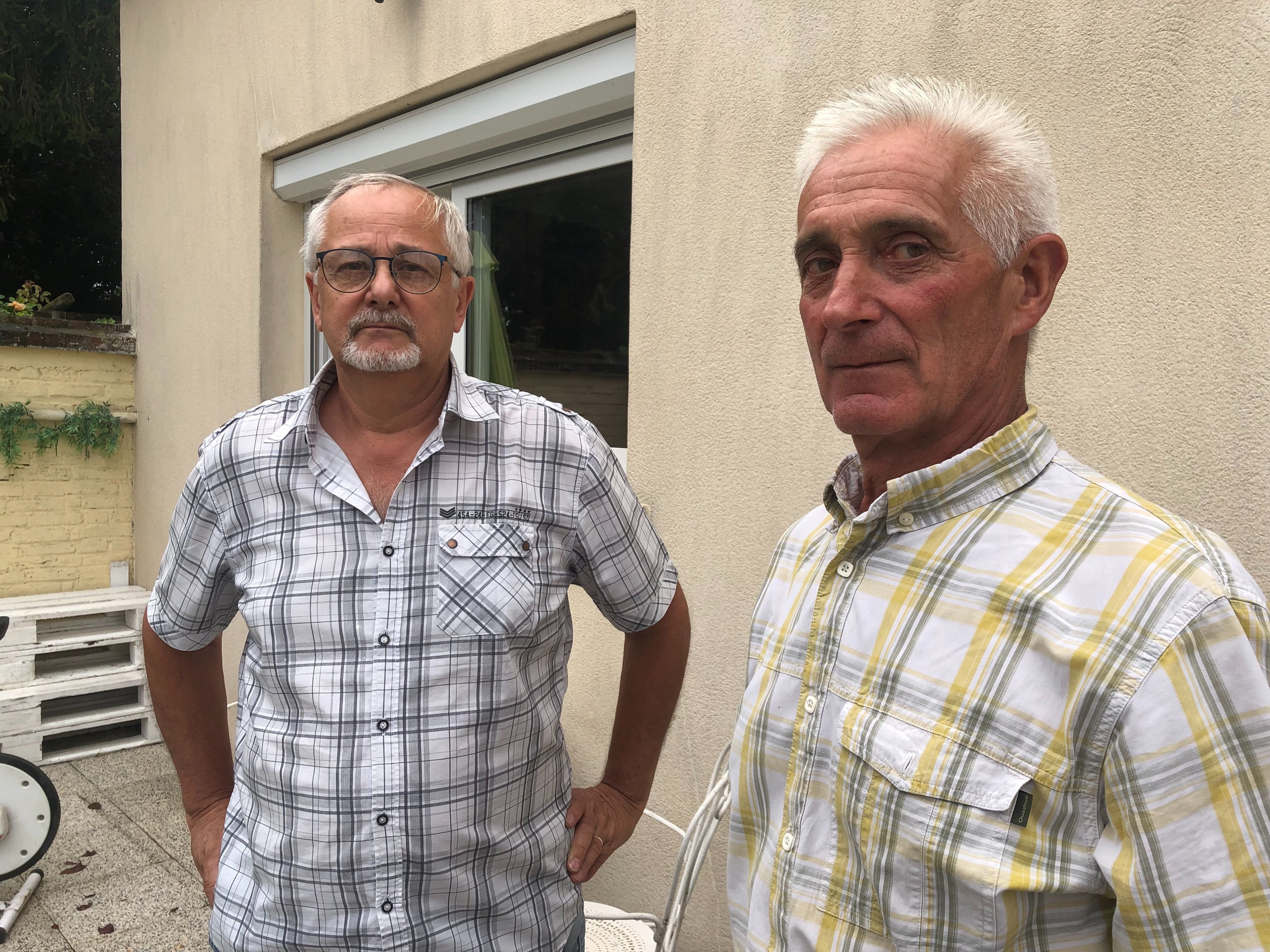 Maisoncelle-Tuilerie (Oise), le jeudi 14 septembre. André Vigne, à gauche, est propriétaire d'une maison concernée par les fissures. Le maire du village, Gérard Levoir, l'aide dans les démarches. LP/Florent Heib