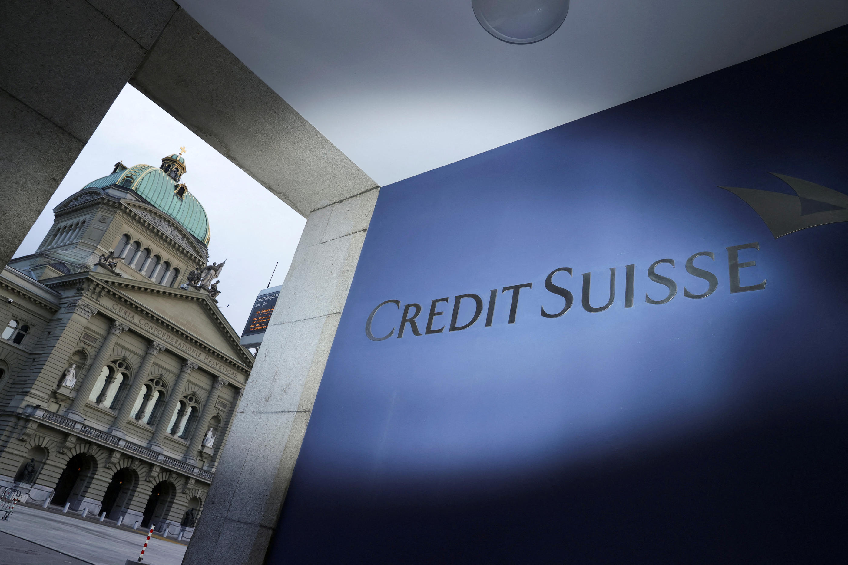 UBS rachète officiellement Credit Suisse. REUTERS/Denis Balibouse