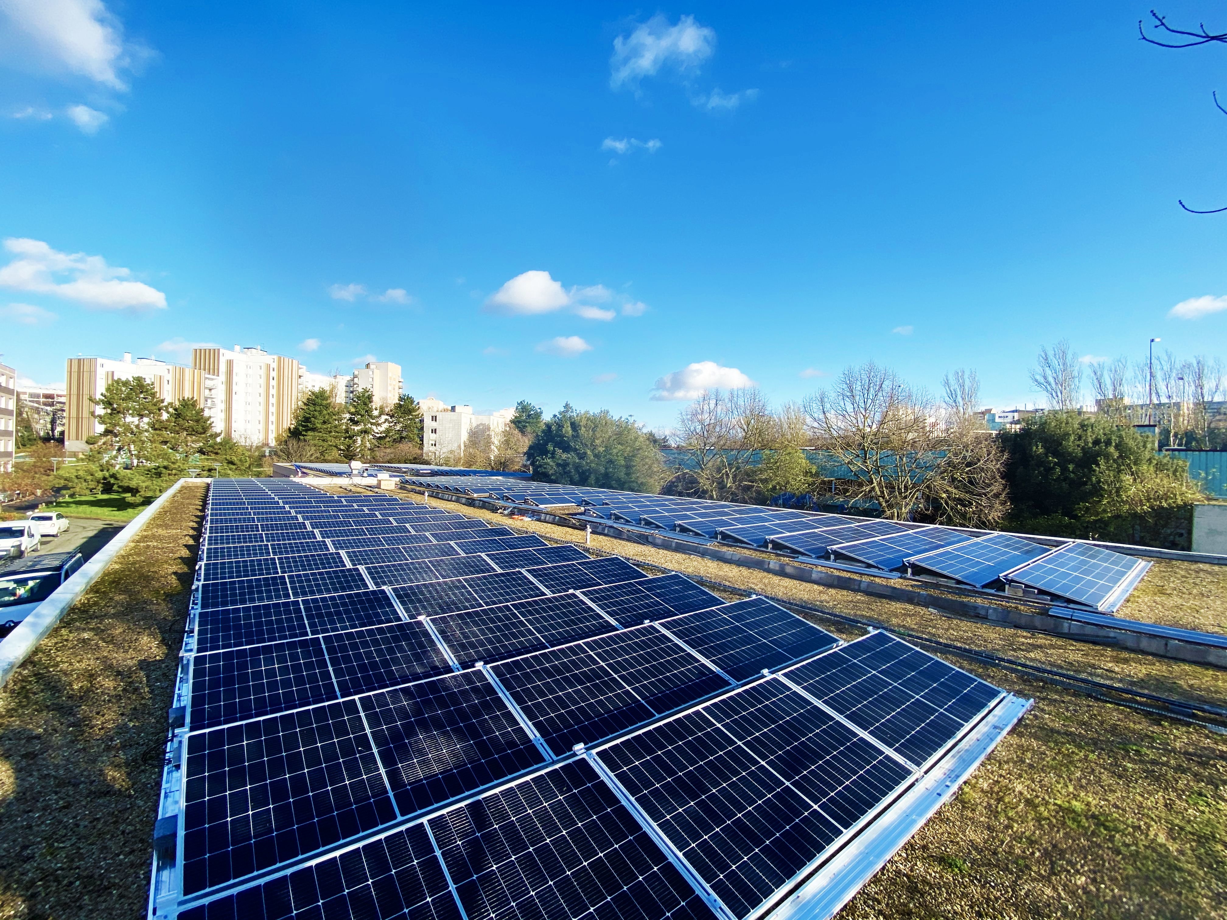 C'est sur les toits de l'école maternelle Berlioz, à Maisons-Alfort (Val-de-Marne), que les premiers panneaux photovoltaïques ont été posés dans le cadre du projet de ferme solaire urbaine. DR