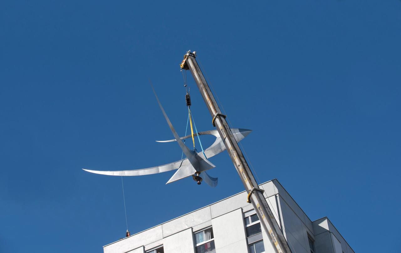 Chevilly-Larue (Val-de-Marne), en 2018. « L’Hirondelle », une œuvre du sculpteur Henri-Georges Adam, avait été décrochée par sécurité pour cause de fissures du toit de la tour Coli, dans le quartier la Croix-du-Sud. Jean-Luc Tabuteau/Ville de Chevilly