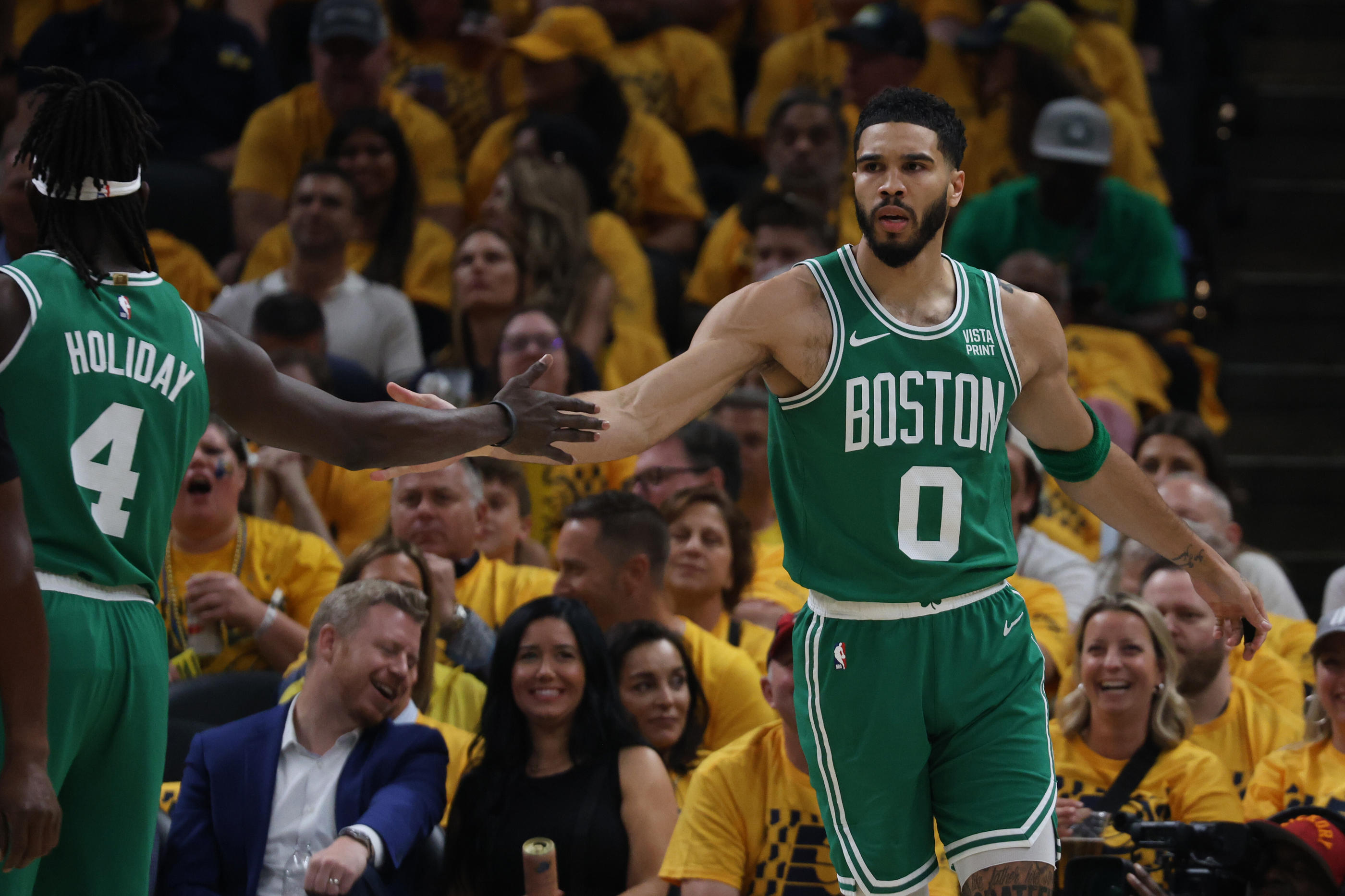 Jayson Tatum (n°0) qui félicite Jrue Holiday (n°4) : les Celtics ont dominé la marée jaune des Indiana Pacers. Icon Sport / Trevor Ruszkowski-USA TODAY Sports/Sipa USA