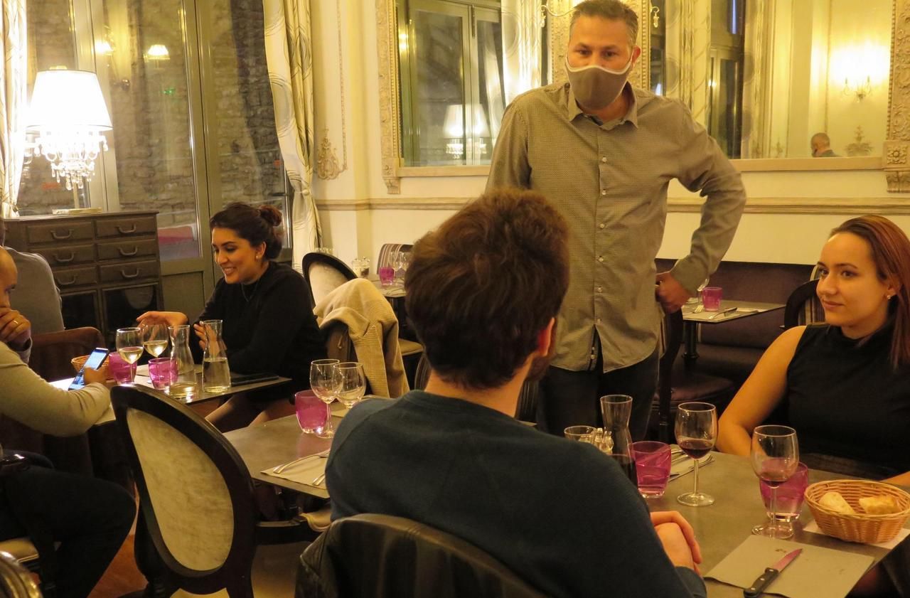 <b></b> Asnières-sur-Seine (Hauts-de-Seine), le 17 octobre 2020. Pour le premier soir de couvre-feu, une douzaine de personnes sont venues dîner dès 19 heures, au Modjo. Son patron ne sait pas s’il pourra poursuivre son activité avec une fermeture à 21 heures.