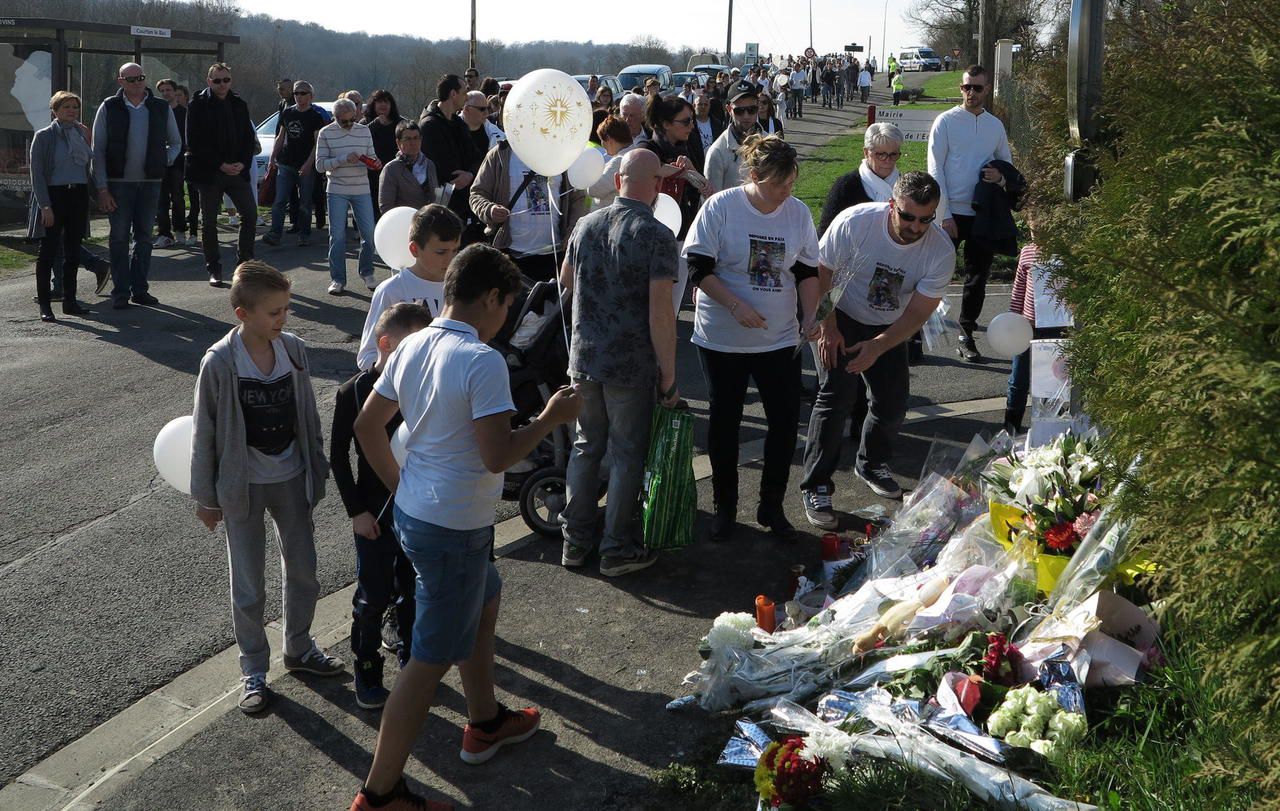 <b></b> Saint-Loup-de-Naud, ce dimanche. Mickaël, au coté de sa compagne, a déposé des fleurs en hommage à son père, Michel Charbonnier, et son neveu Matthew à l’issue de la marche blanche pour les deux victimes de l’explosion inexpliquée d’une voiture, mardi. 