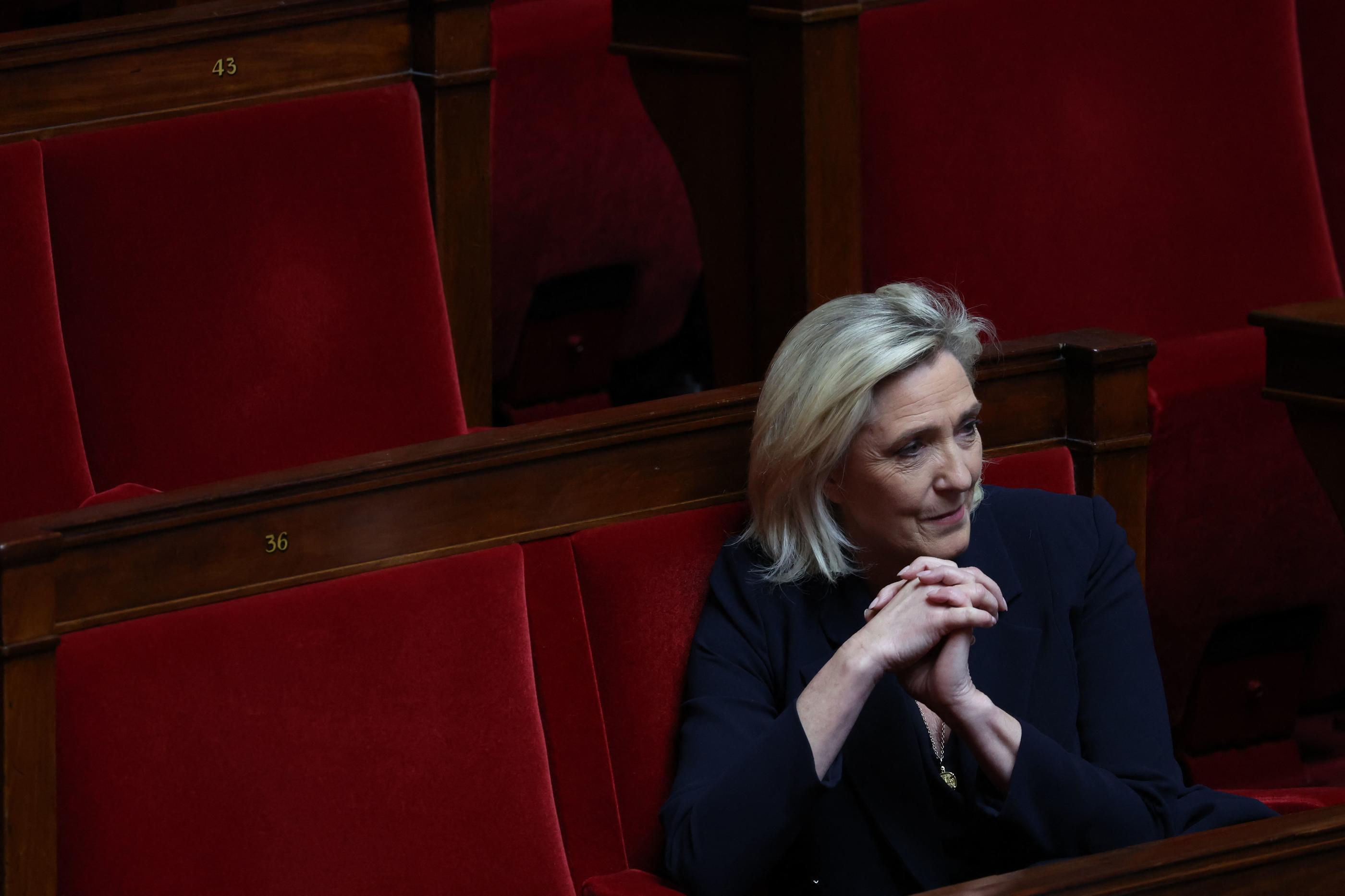 Marine Le Pen, ici lundi à l'Assemblée, et les siens sont conscients d’être des acteurs centraux de la vie du Palais-Bourbon et en jouent pour déstabiliser leurs adversaires politiques. AFP/Alain Jocard