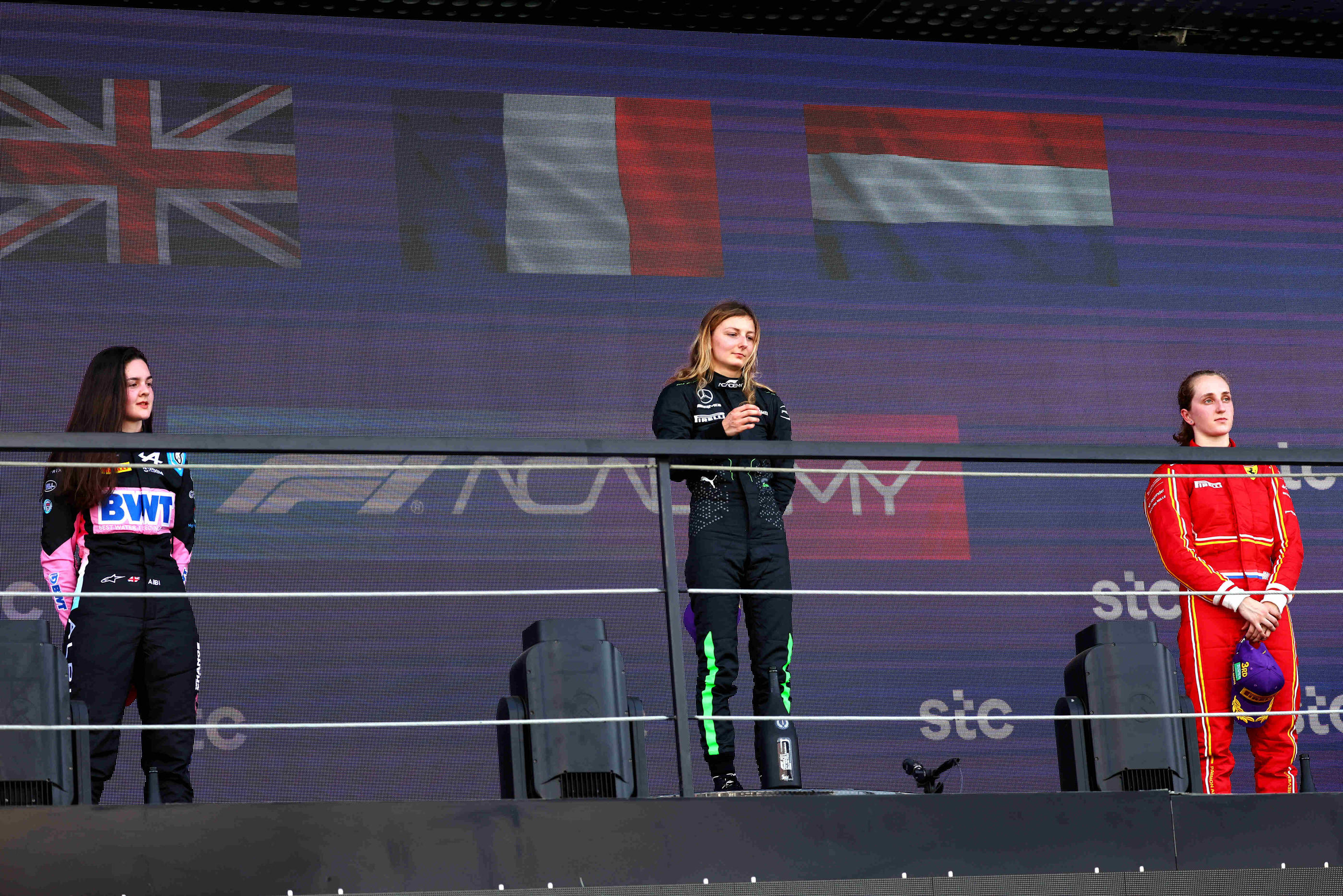 La pilote française Doriane Pin sur la première marche du podium de la F1 Academy. Icon Sport