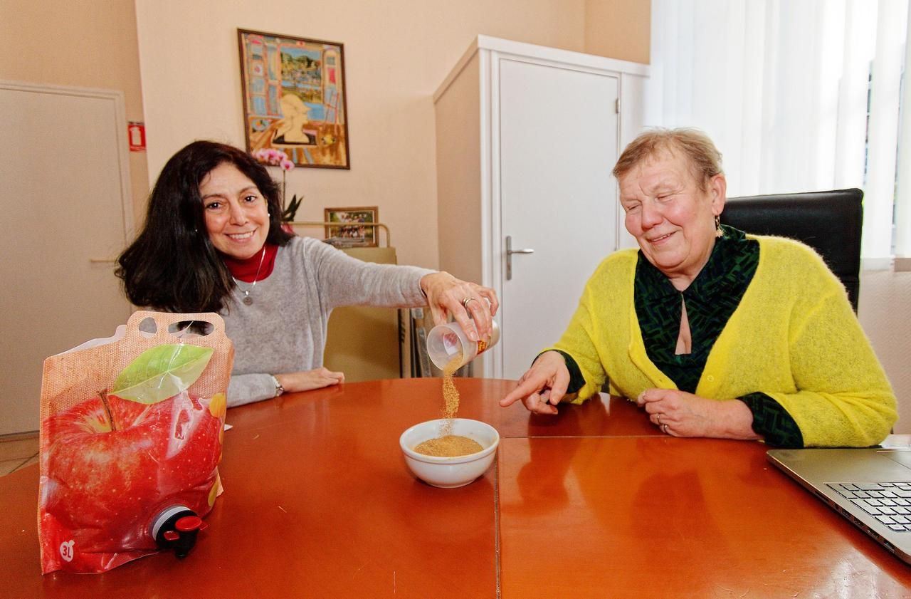 <b></b> Marie-Paule Leblanc (à droite) veut faire connaitre la Fari'pomme.