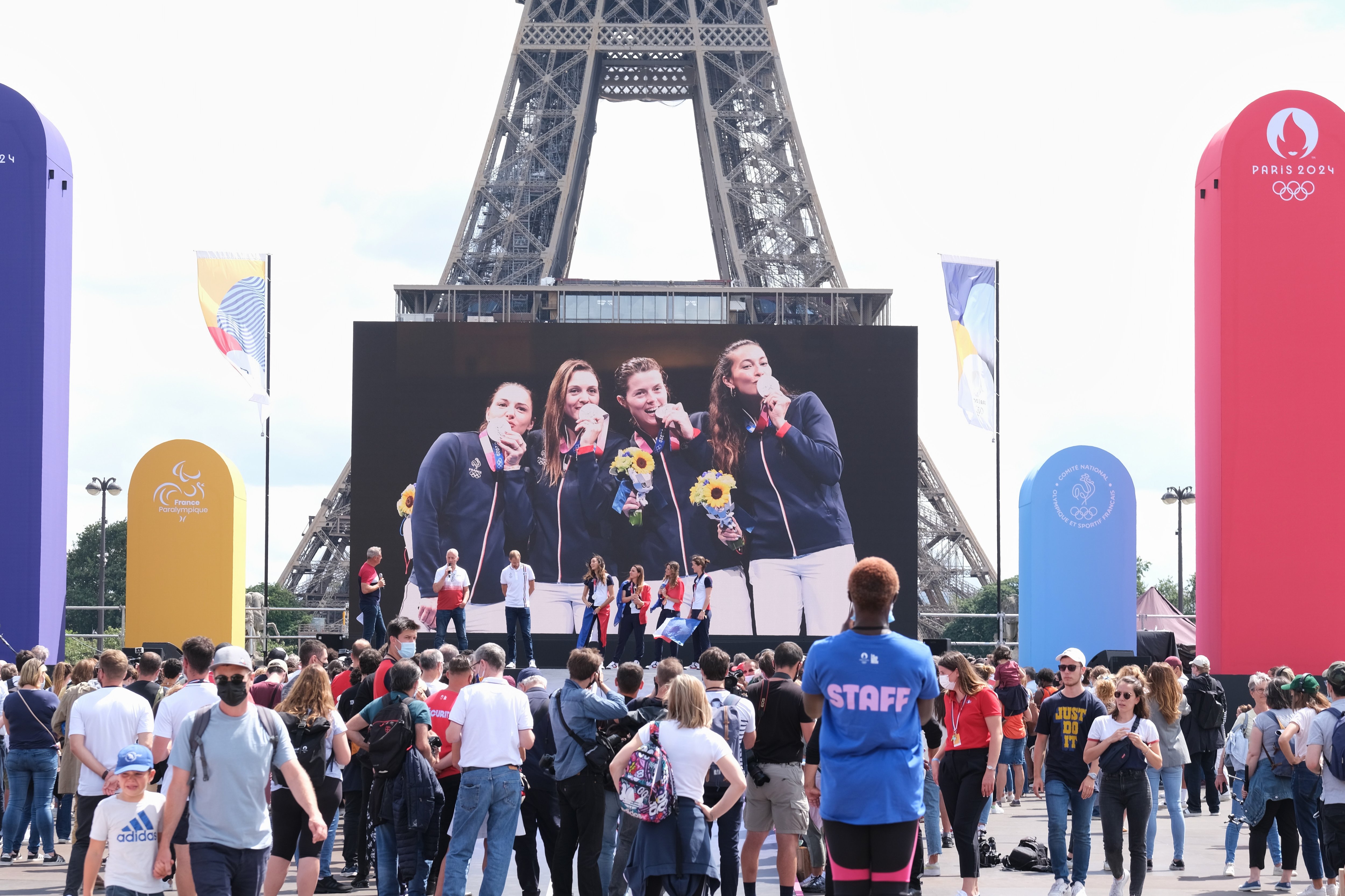 Le drapeau des Jeux olympiques de Paris 2024 flottera dimanche sur la Tour  Eiffel - France Bleu