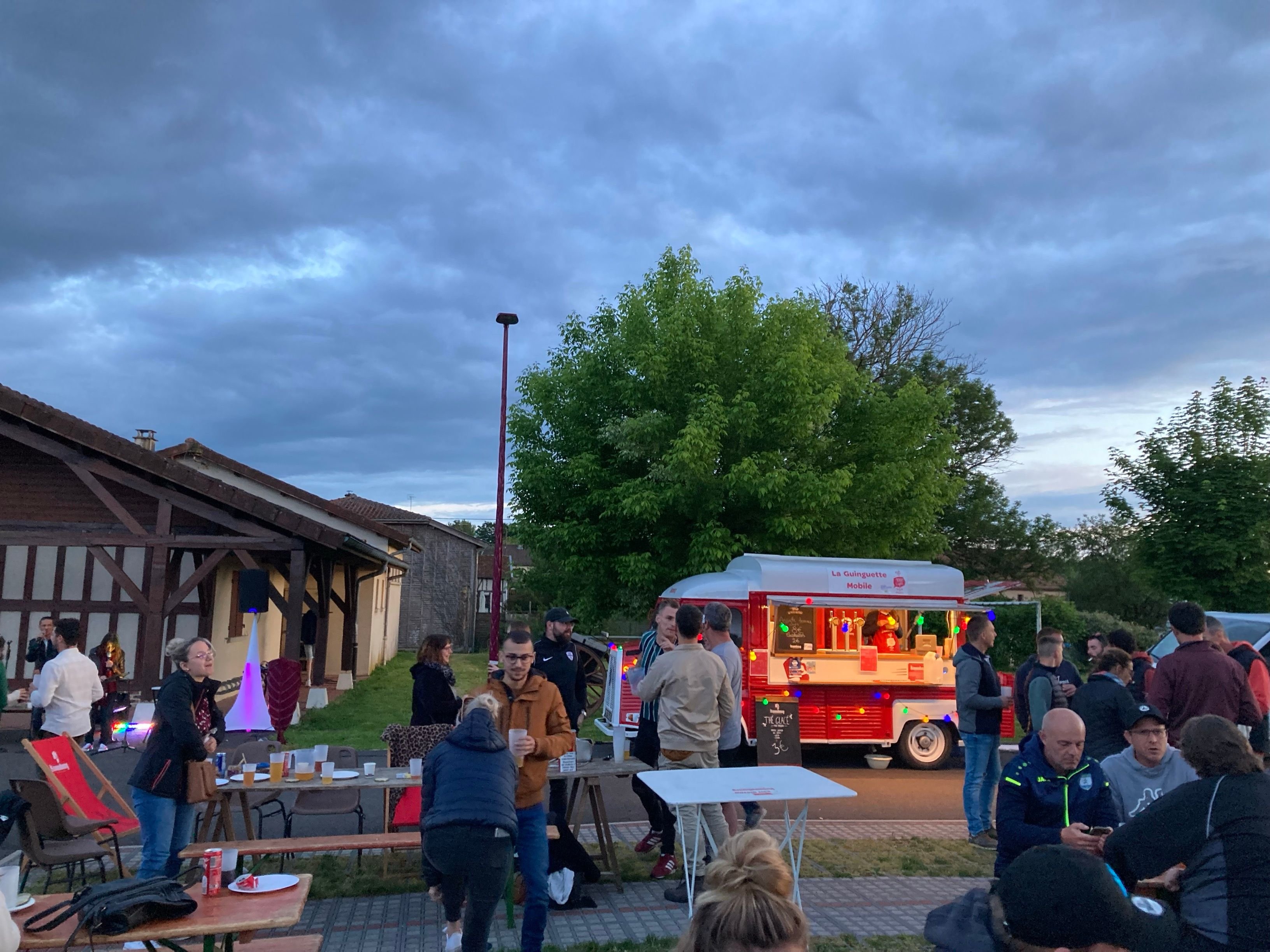 La guinguette Mobile de l'association 1000 cafés propose durant l'été des soirées festives dans une cinquantaine de villages de l'Aube, de la Marne et de la Haute-Marne. DR/1000 cafés - Groupe SOS