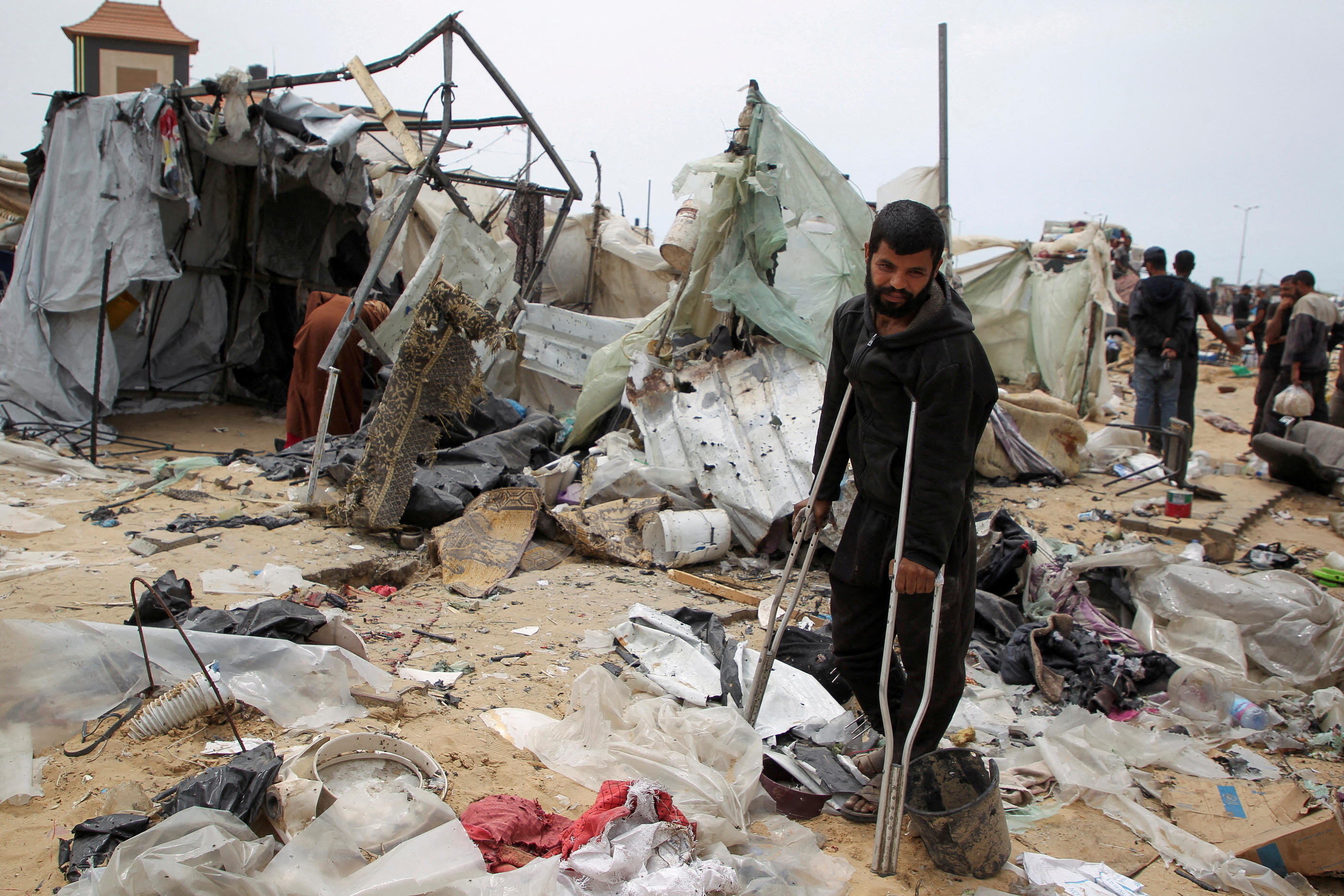 Une frappe israélienne a fait 45 morts dimanche dans un camp de réfugiés près de Rafah, selon un bilan du Hamas. Reuters/ Hatem Khaled