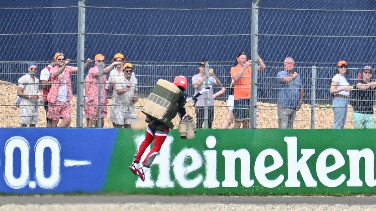 Un homme a causé une frayeur au public présent au GP d'Autriche en perdant le contrôle de son jetpack. Capture d'écran RMC Sport