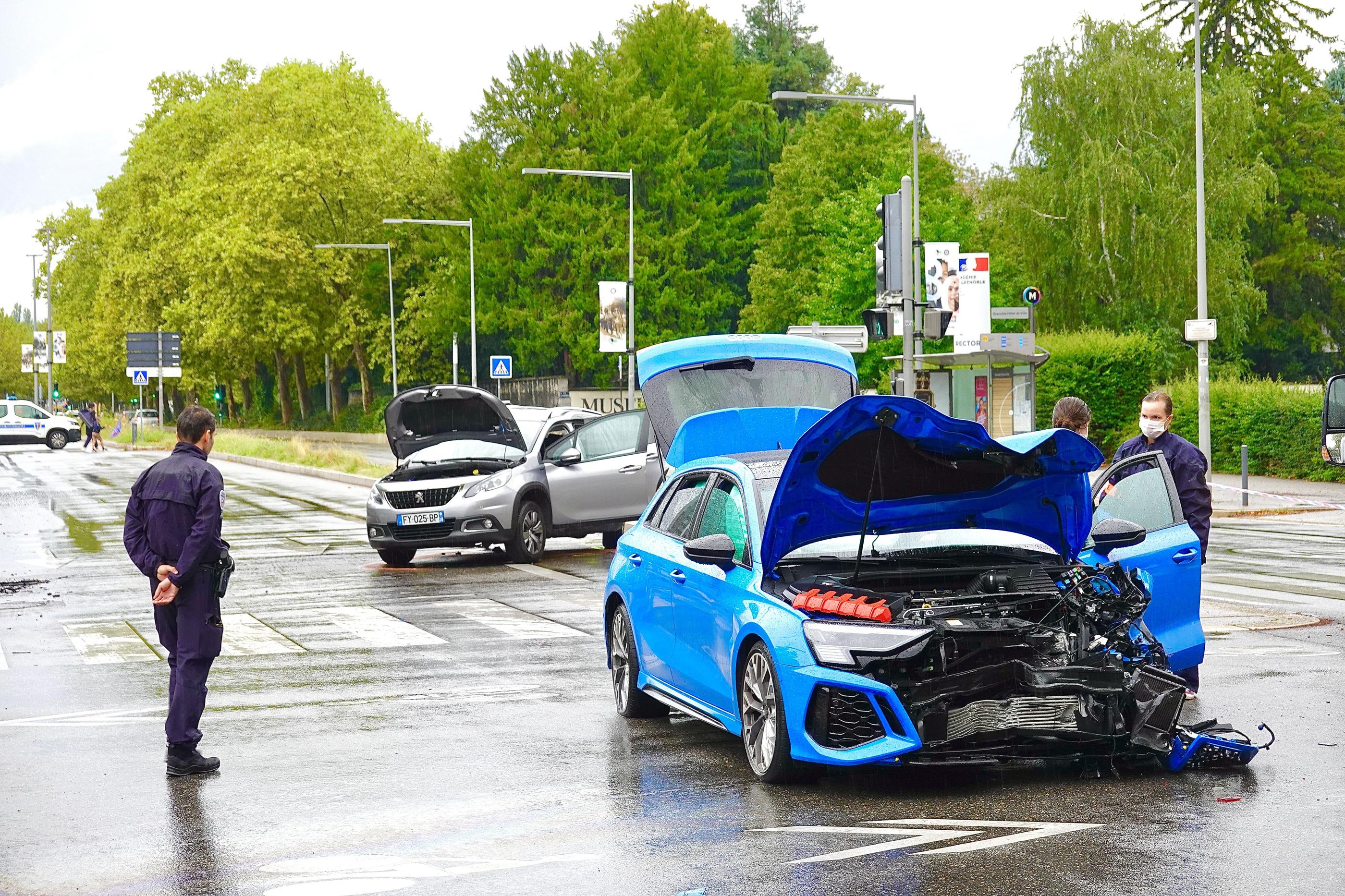 La voiture du suspect accidentée à Grenoble, retrouvée après qu'il a tiré et mortellement touché un agent municipal, avant de s'enfuir. LP/Thomas PUEYO